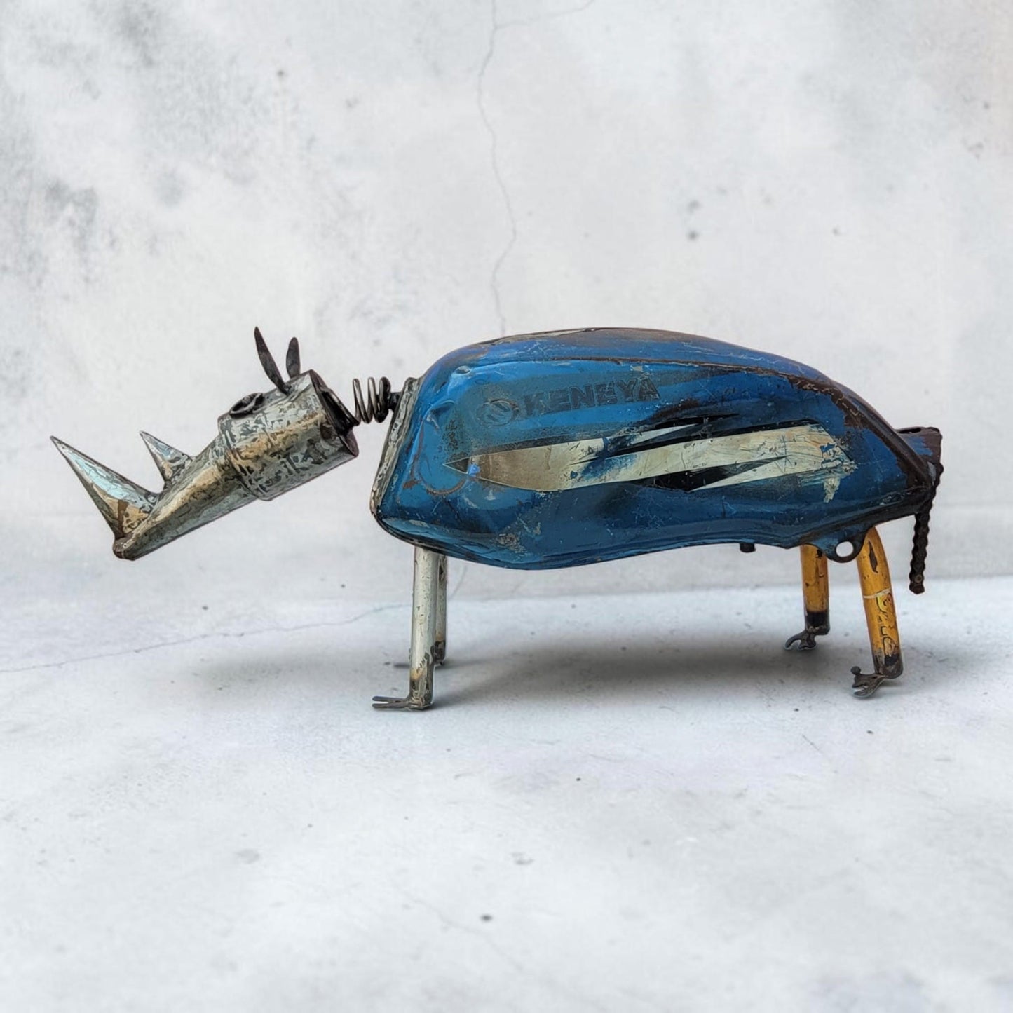 Nashorn-Skulptur „Rhino Bleu" – Upcycling-Figur aus Ölfass und Altmetall, Burkina Faso
