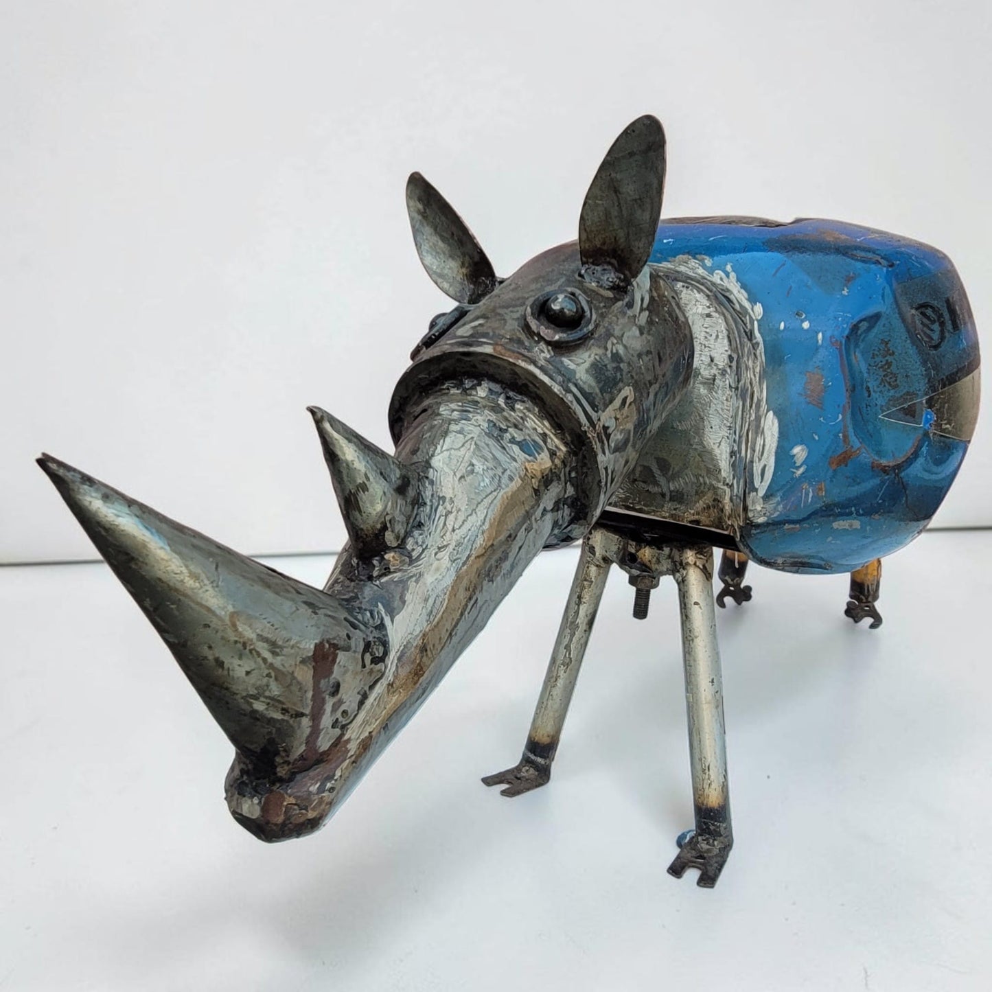 Nashorn-Skulptur „Rhino Bleu" – Upcycling-Figur aus Ölfass und Altmetall, Burkina Faso