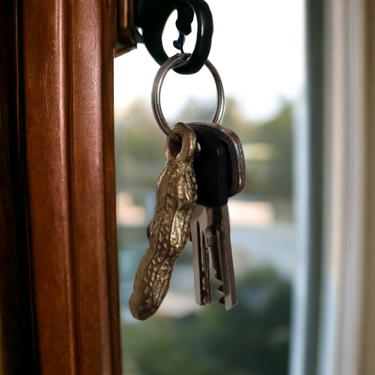 Porte-clés « Peanut » en bronze | fait main et équitable | Pièces uniques