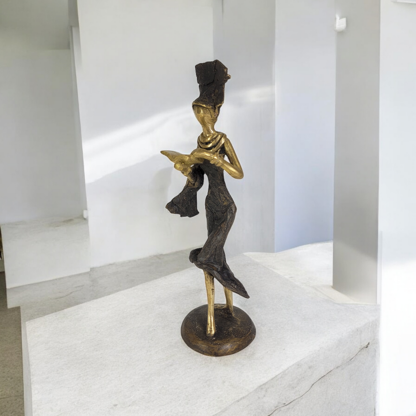 Bronze-Skulptur "Femme avec livre" by Karim | verschiedene Größen und Farben