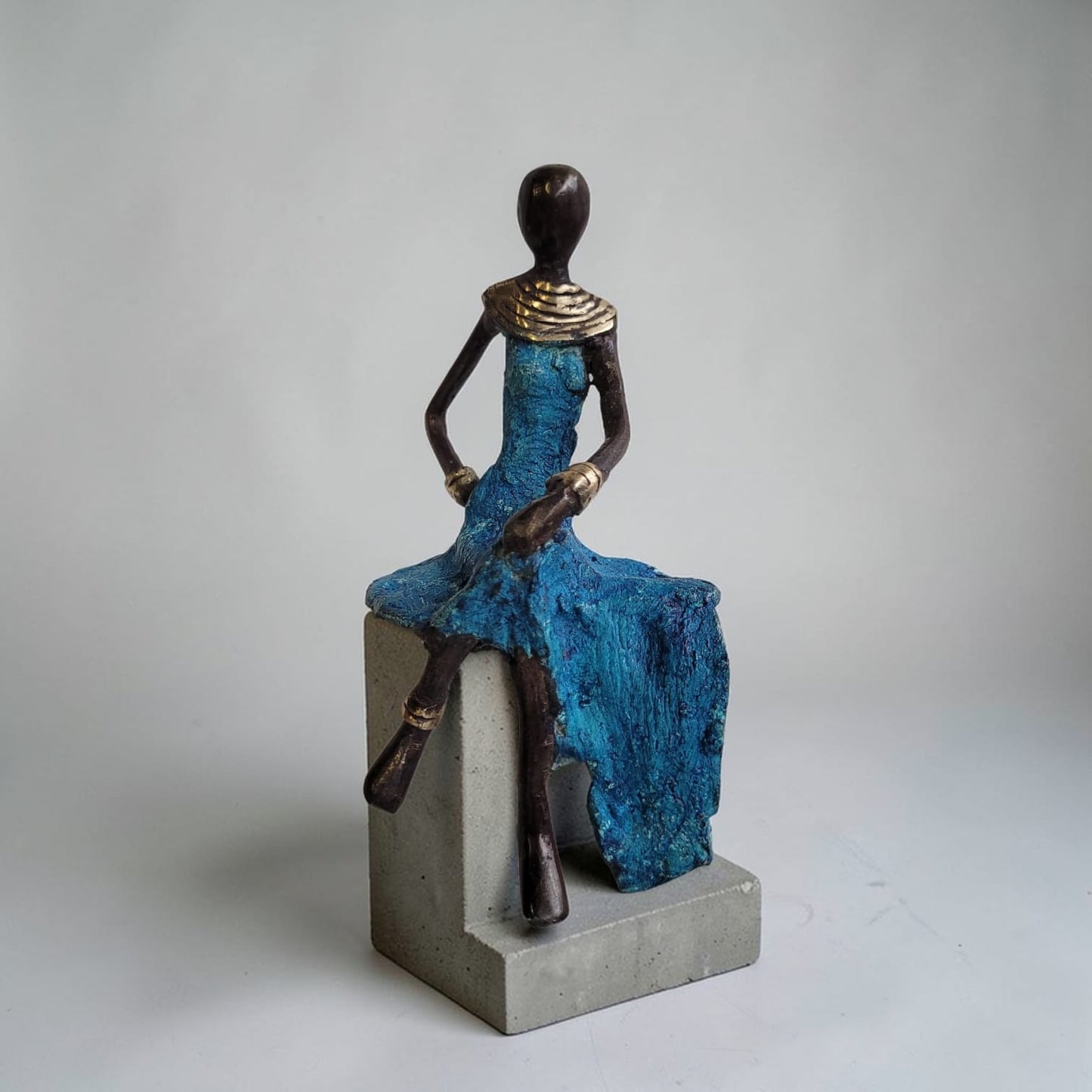 Bronze-Skulptur "Sitzende Grazie" by Issouf Iboudou