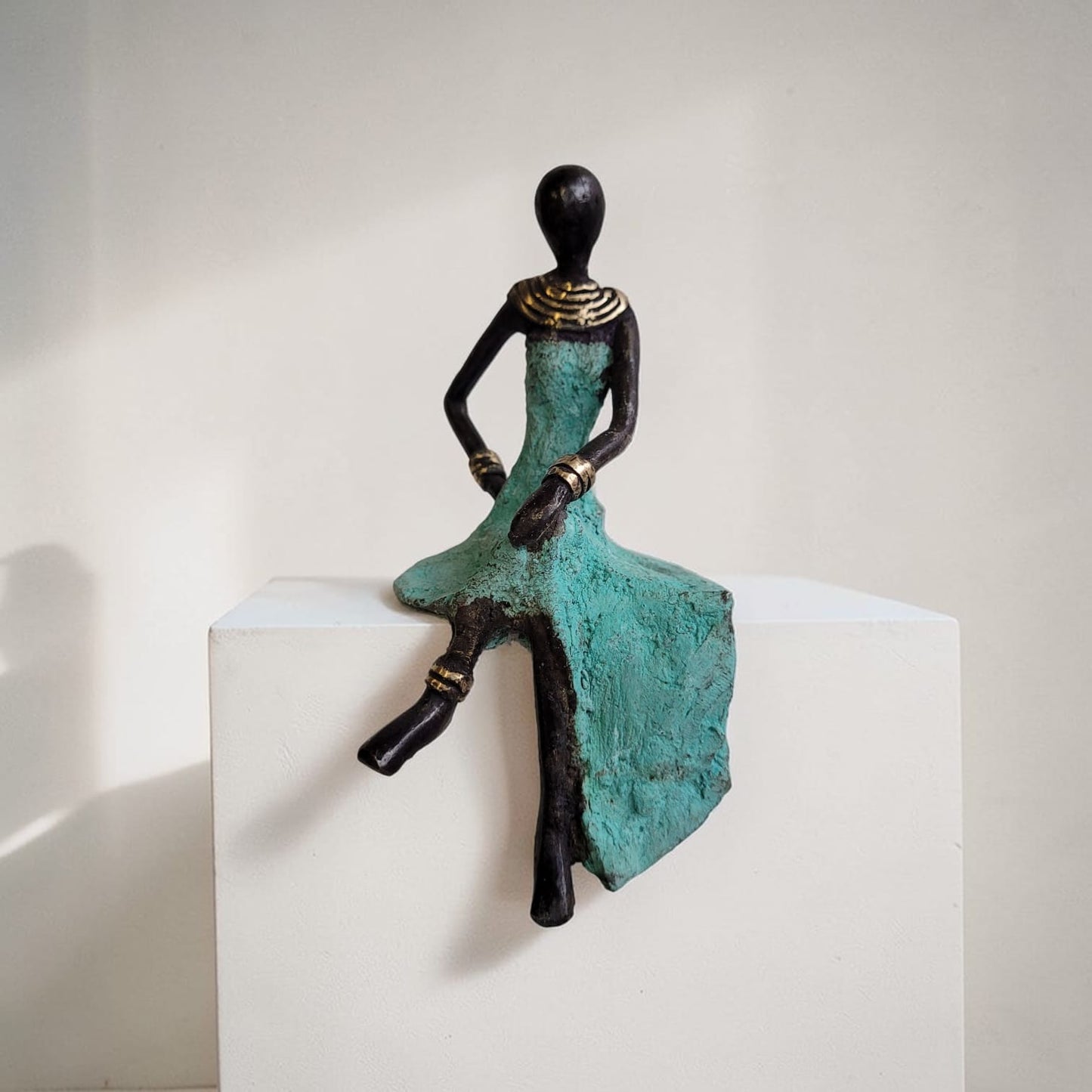 Bronze-Skulptur "Sitzende Grazie" by Issouf Iboudou