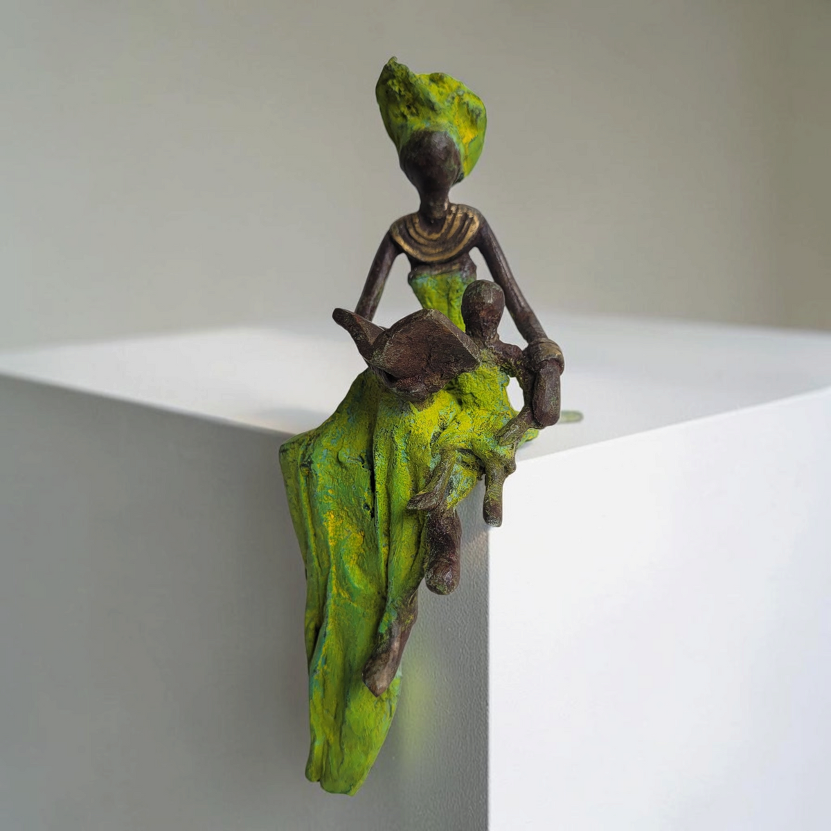 Bronze-Skulptur "Mama liest ein Buch" by Hamed Nikiema | 17 oder 27 cm | Unikate