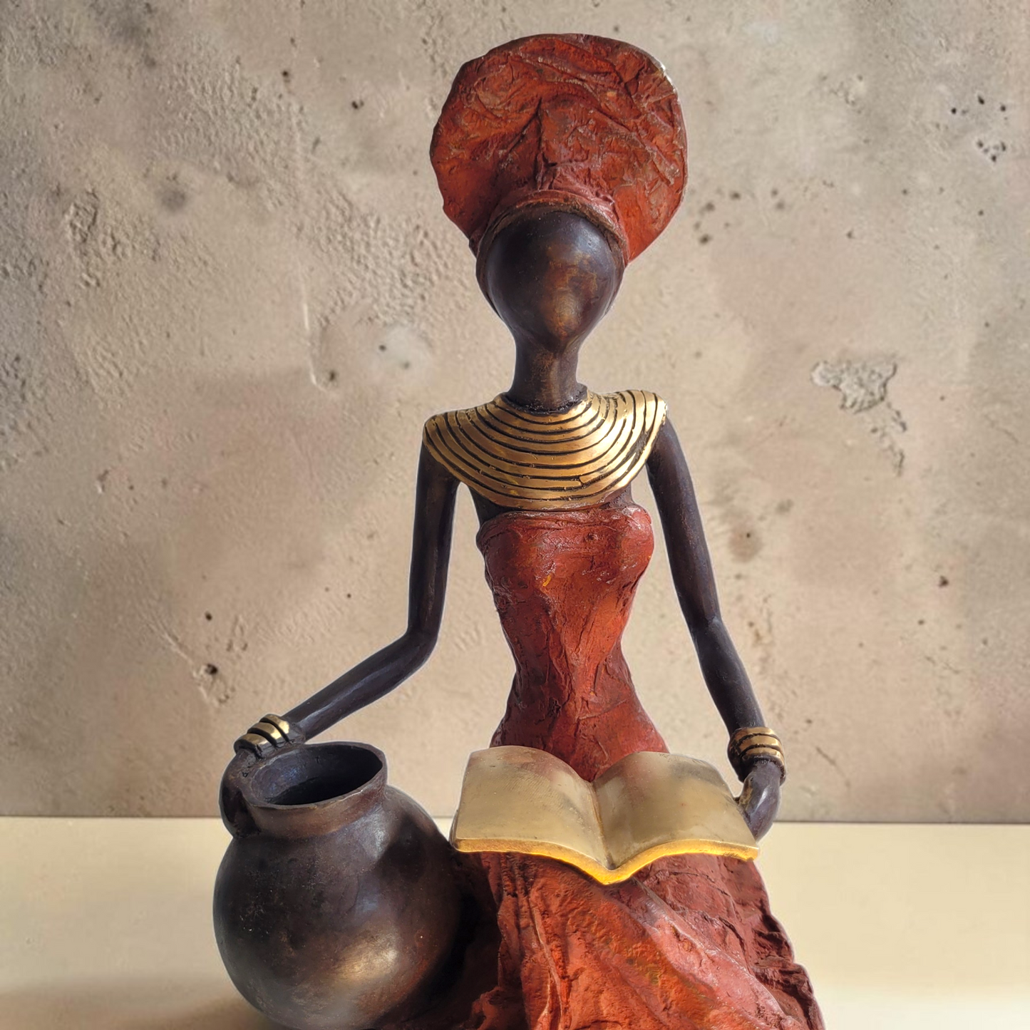Bronze-Skulptur "Lesende Frau mit Krug" by Soré | 45 cm | verschiedene Farben