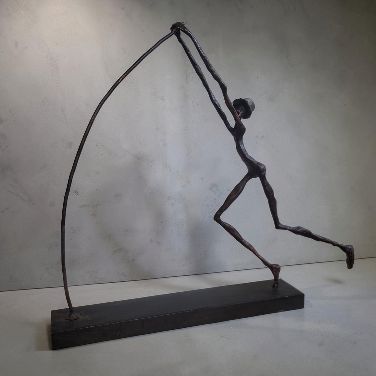 Bronze-Skulptur "Le sauteur à la perche", by Boureima Ouedraogo, 61 cm, Bronze massiv, 2026