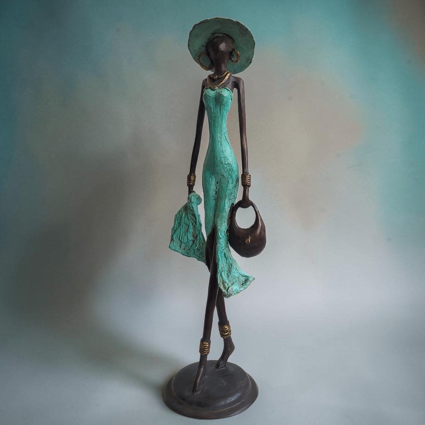 Bronze-Skulptur "Dame avec chapeau et sac-à-main" by Issouf B. | 32 oder 55 cm