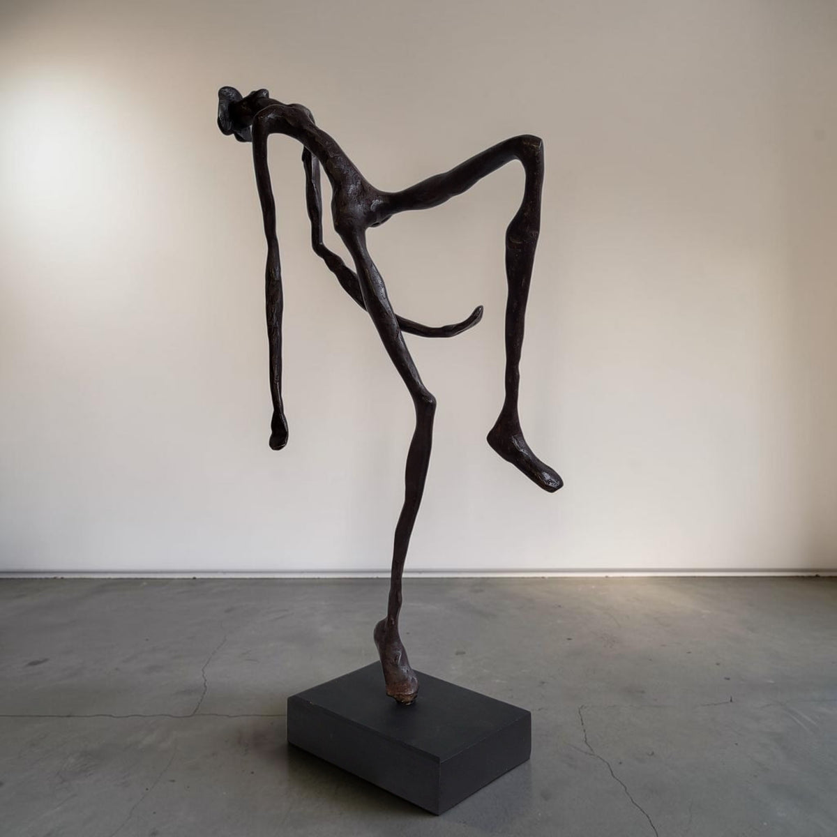 Bronze-Skulptur "Silly Walk", by Boureima Ouedraogo, 50 cm, Bronze massiv, 2026