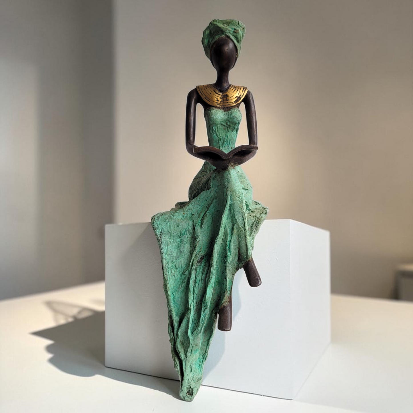 Die Lesende | Bronze-Skulptur von Hamed Nikiema | 47 cm, Turquoise