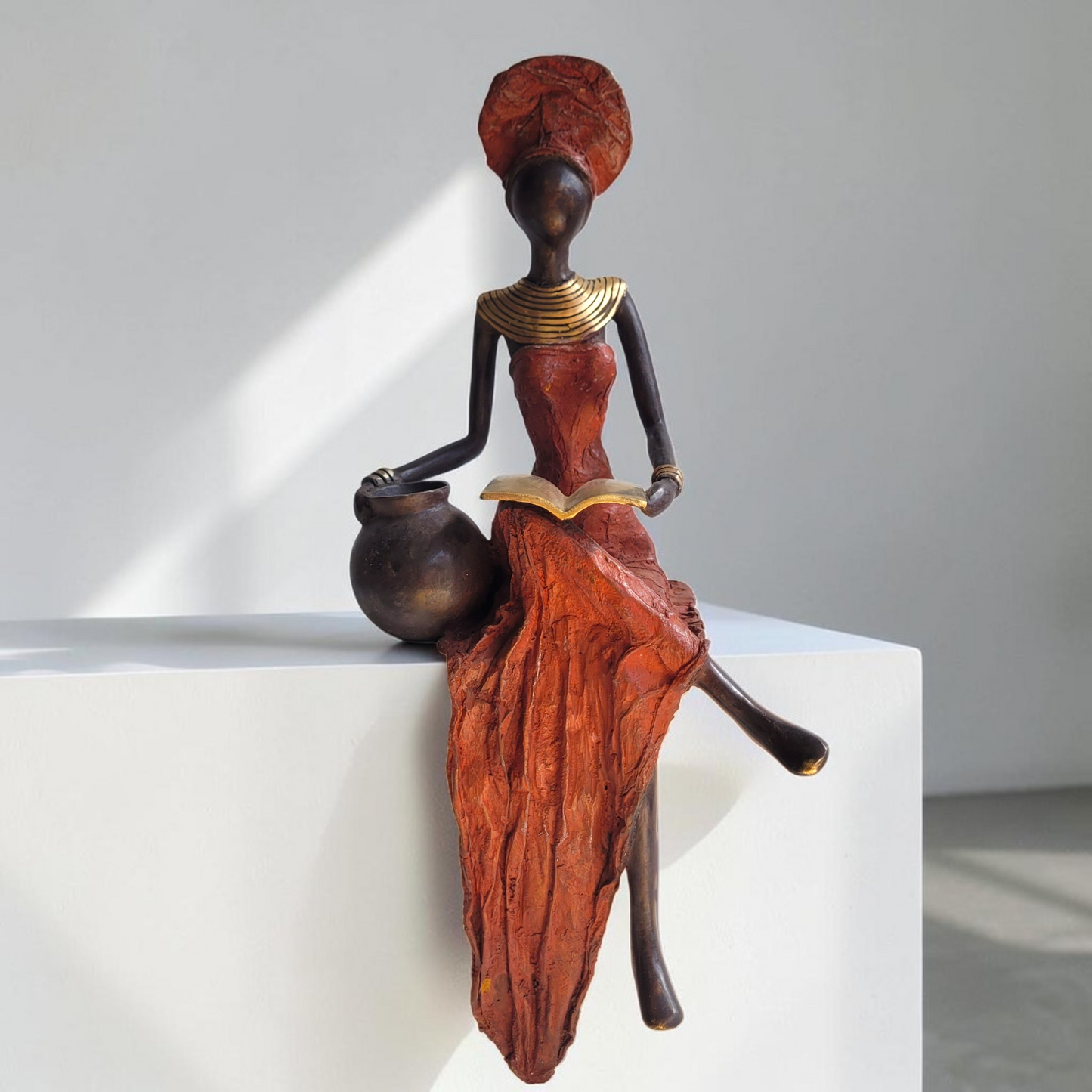 Bronze-Skulptur "Lesende Frau mit Krug" by Soré | 45 cm | verschiedene Farben