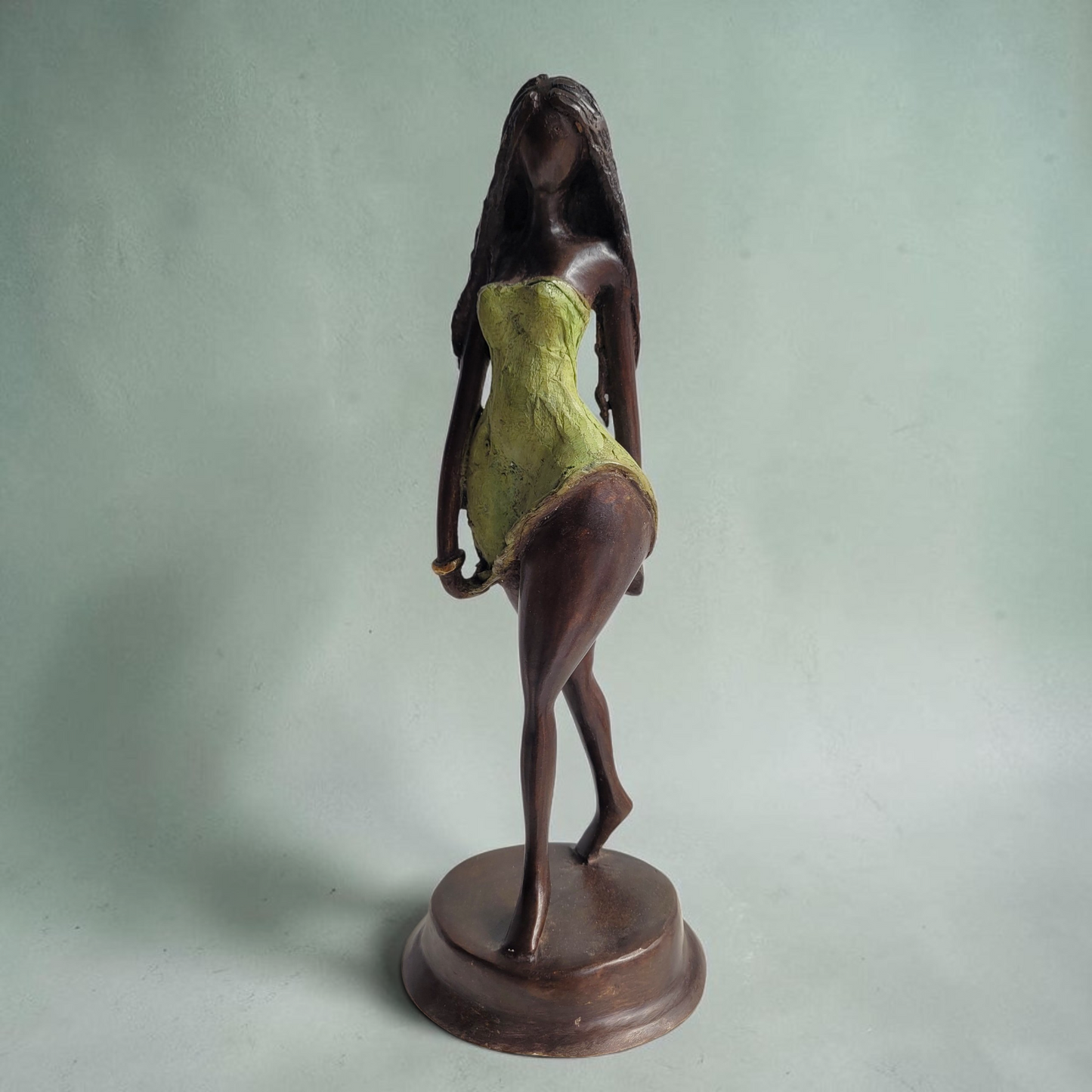 "Jeune Fille au Vent #2" Bronze-Skulptur von Issouf Iboudou, 32 cm, 2026