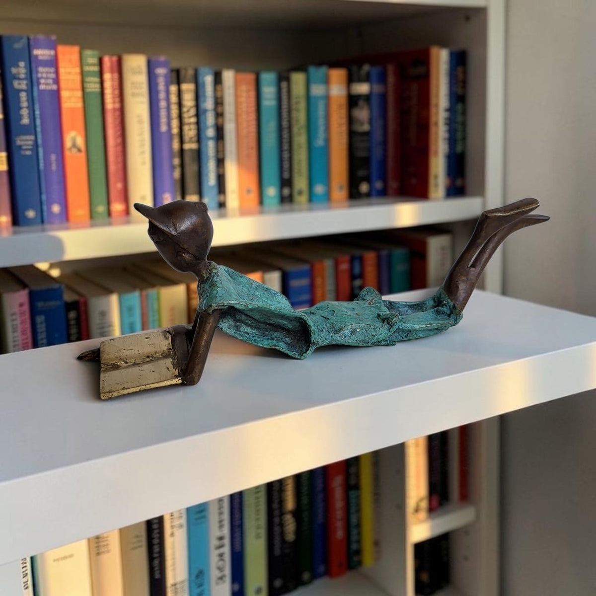 Bronze-Skulptur "Ulysse" Enfant avec livre et casquette | by Souleymane