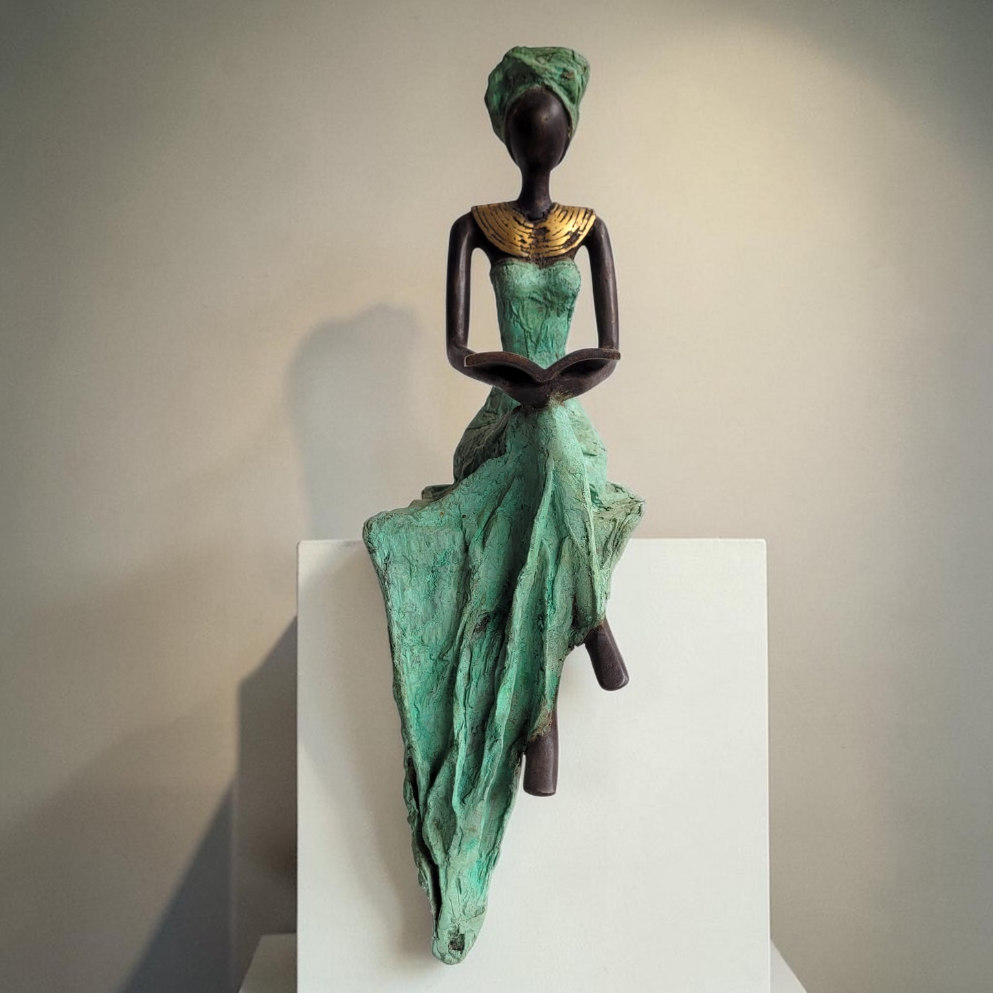 Die Lesende | Bronze-Skulptur von Hamed Nikiema | 47 cm, Turquoise