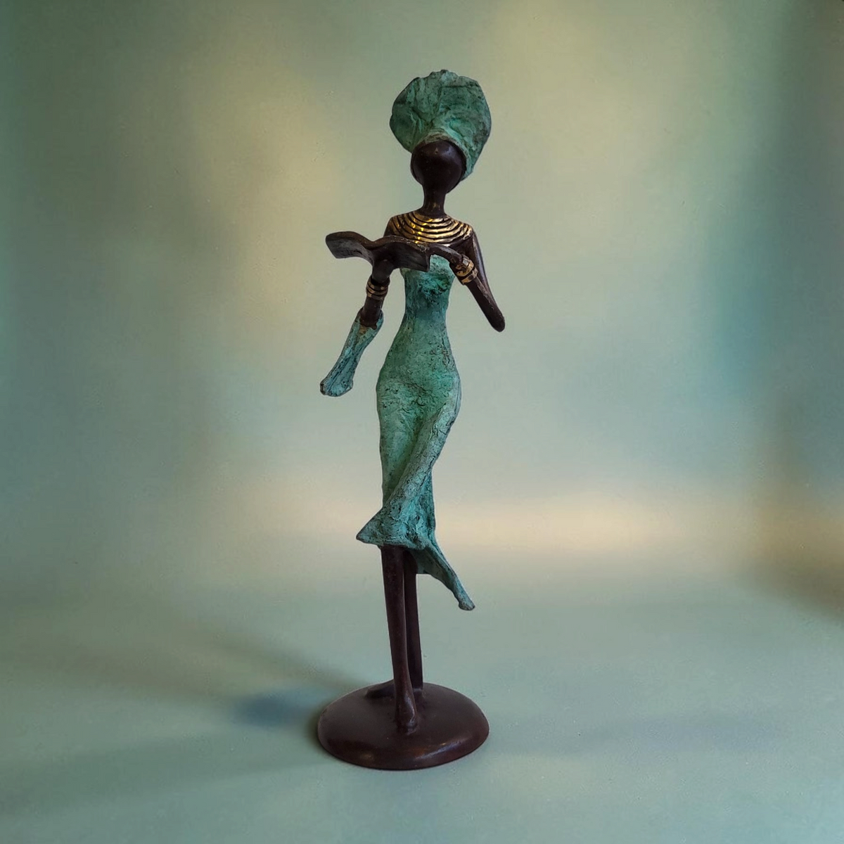 Sculpture en bronze "Femme avec livre" by Karim | différentes tailles et couleurs