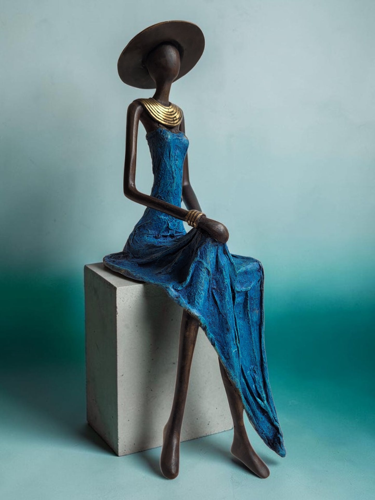 Bronze-Skulptur "Femme assise avec chapeau" by Soré | 42 cm | verschiedene Farben