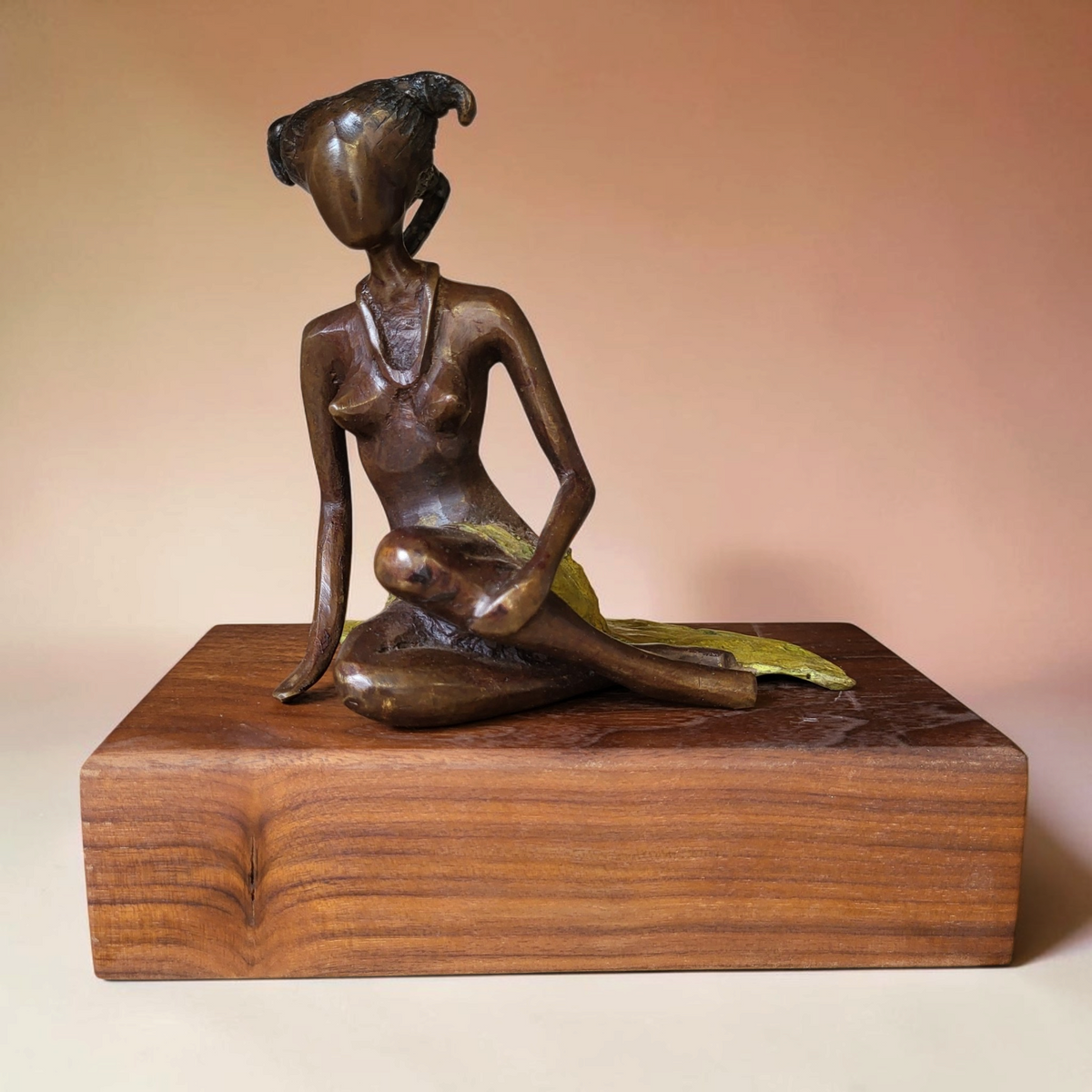 Bronze-Skulptur "Sirène rêveuse II", by Boureima Ouedraogo, Bronze massiv, Nussbaum-Sockel, 2026
