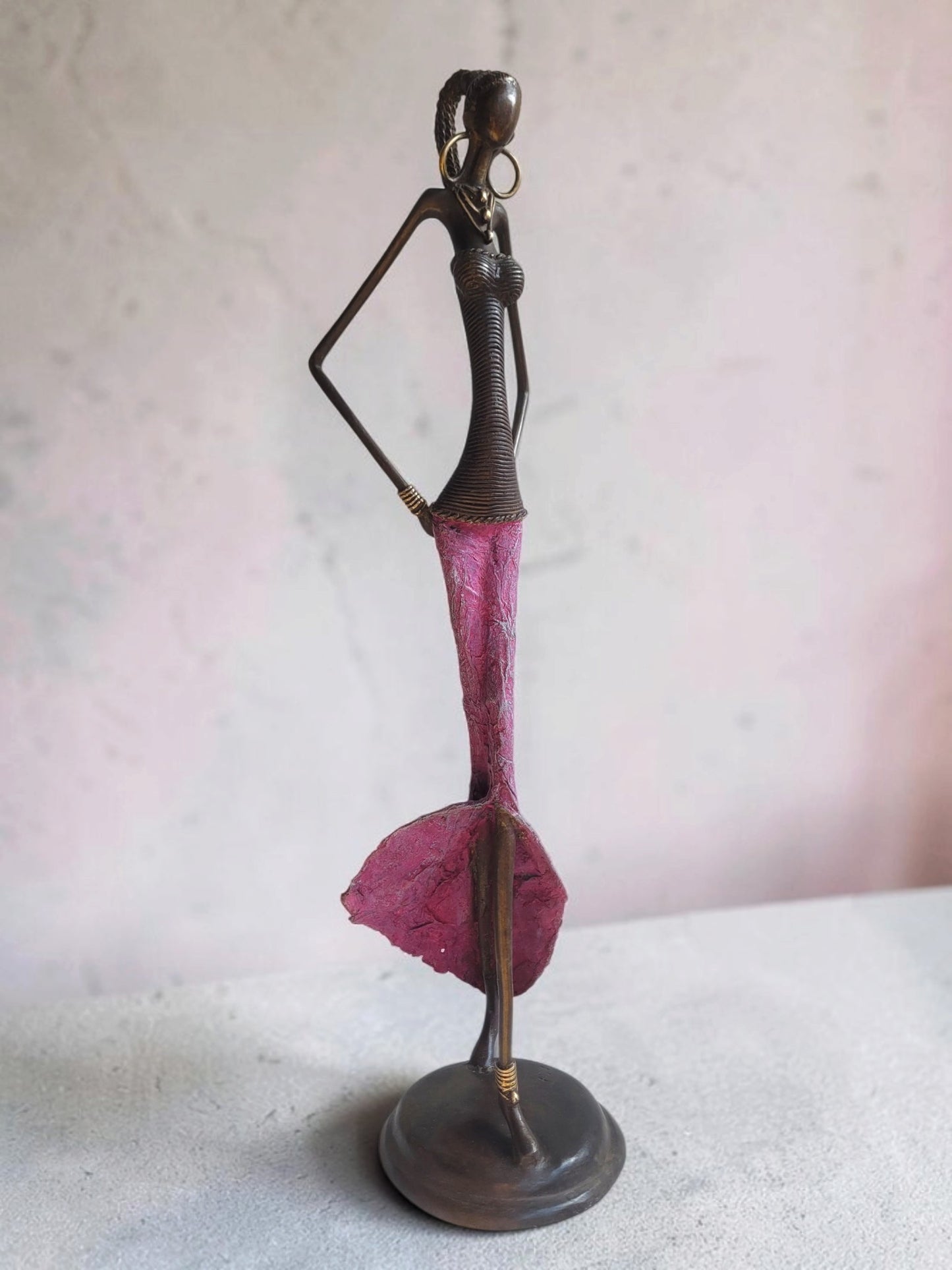 La reine lila | Bronze-Skulptur von Issouf Iboudou | 68cm, 3kg