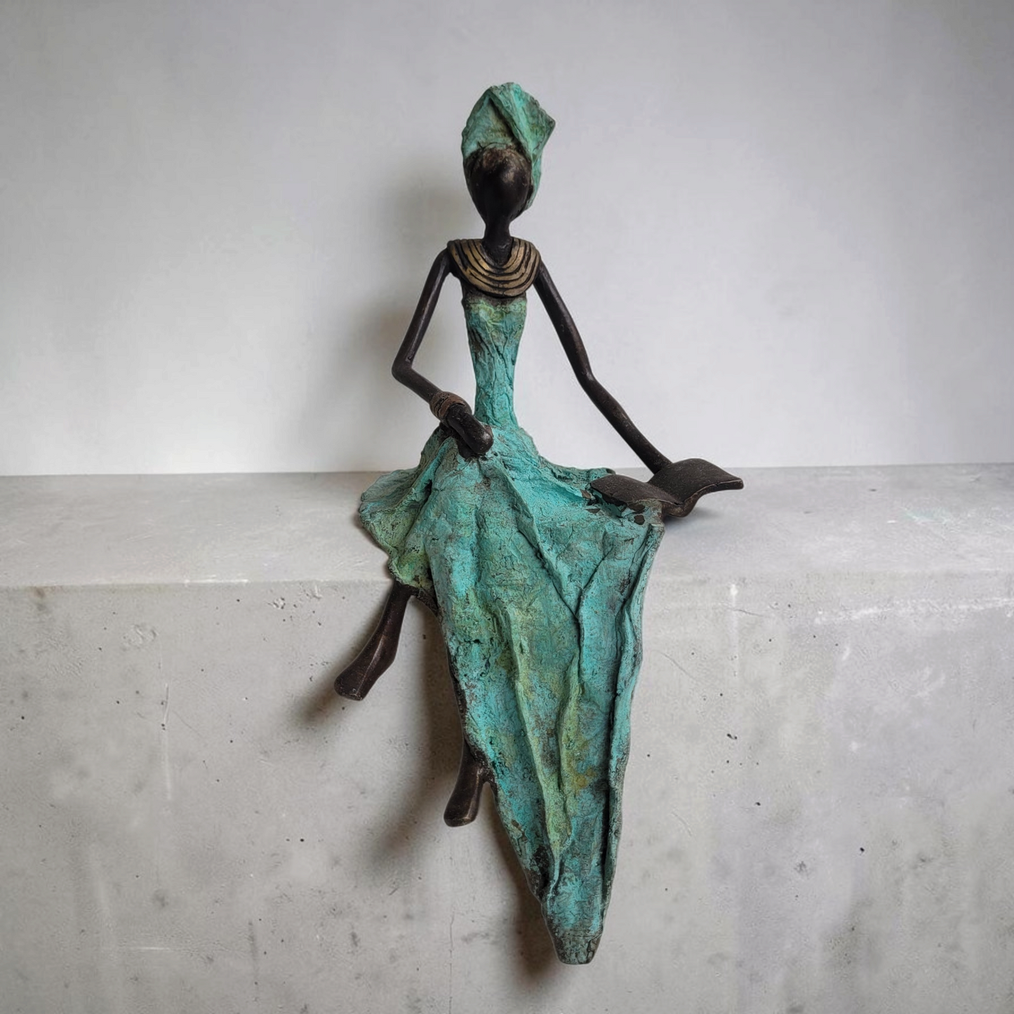 Bronze-Skulptur "Große Dame mit Buch" by Hamed Nikiema | 26 cm | Unikate