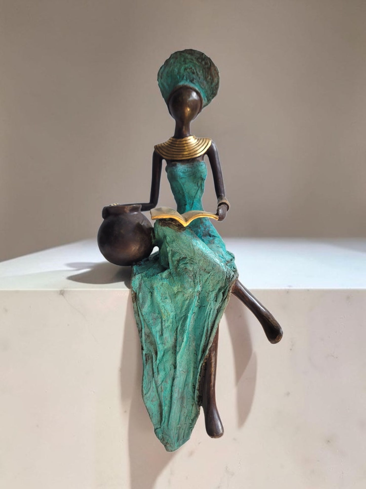 Bronze-Skulptur "Lesende Frau mit Krug" by Soré | 45 cm | verschiedene Farben