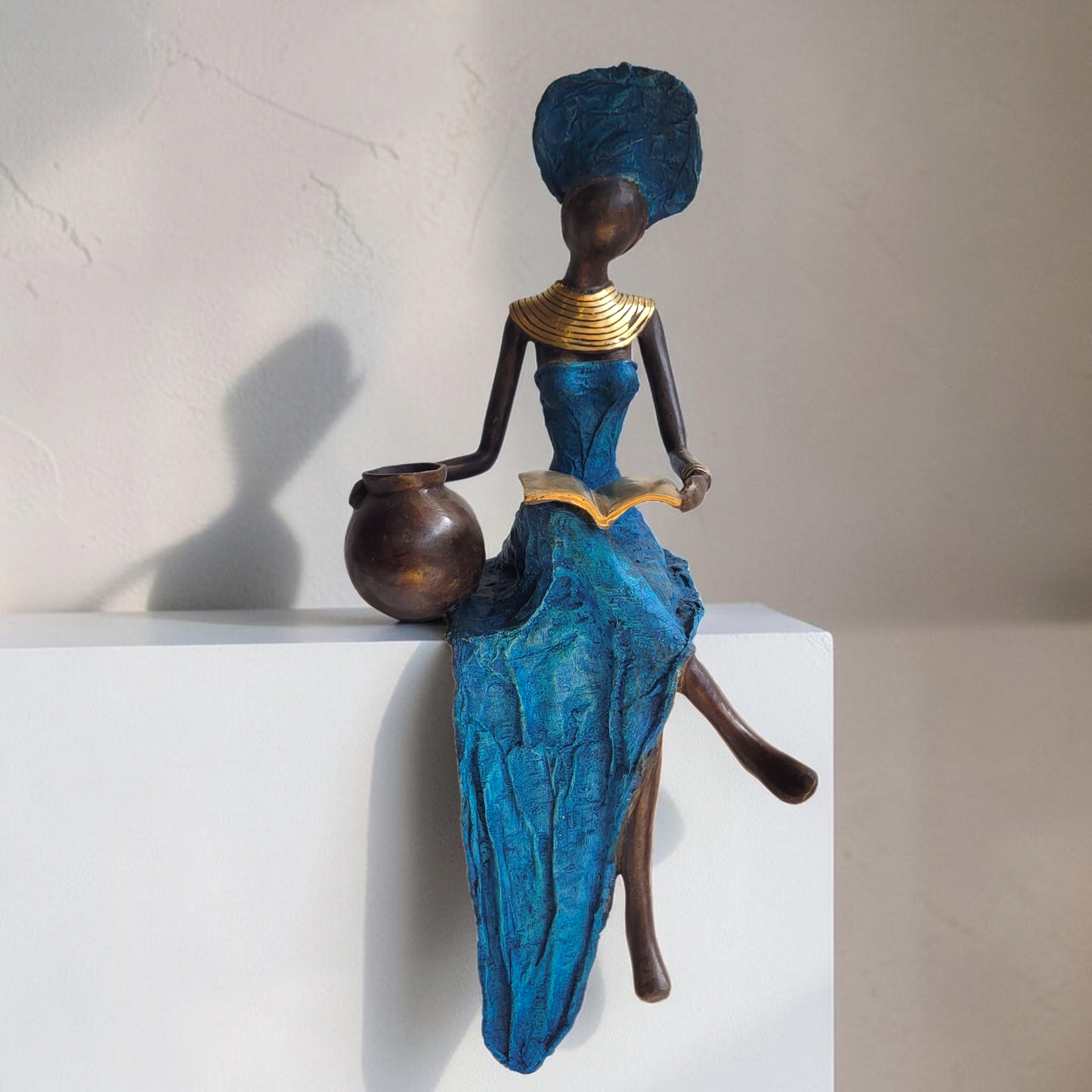 Bronze-Skulptur "Lesende Frau mit Krug" by Soré | 45 cm | verschiedene Farben