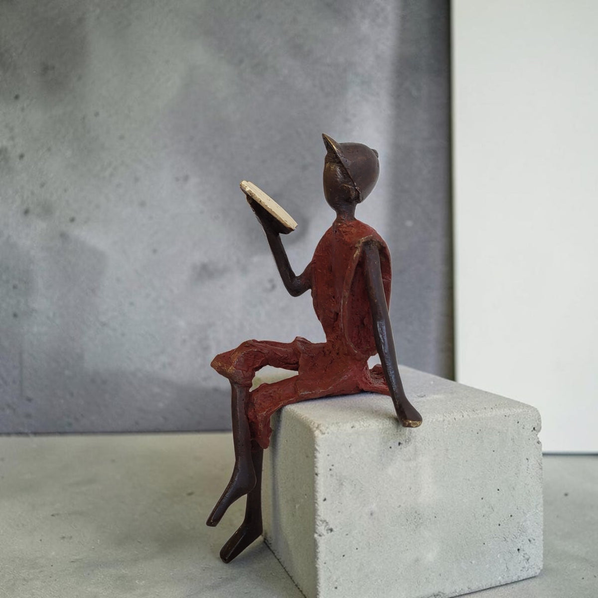 Bronze-Skulptur "Yohann" Enfant avec livre et casquette | by Souleymane
