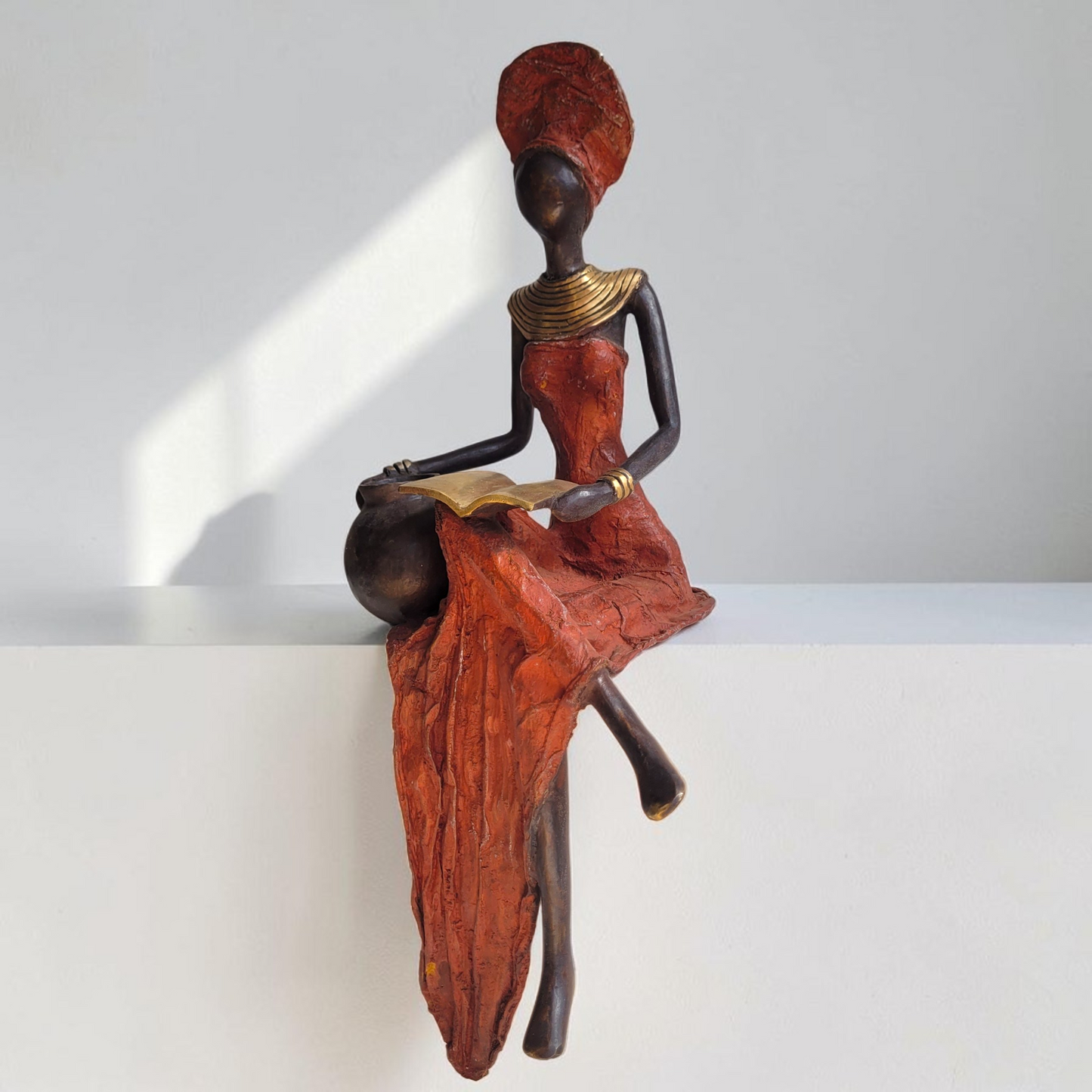 Bronze-Skulptur "Lesende Frau mit Krug" by Soré | 45 cm | verschiedene Farben