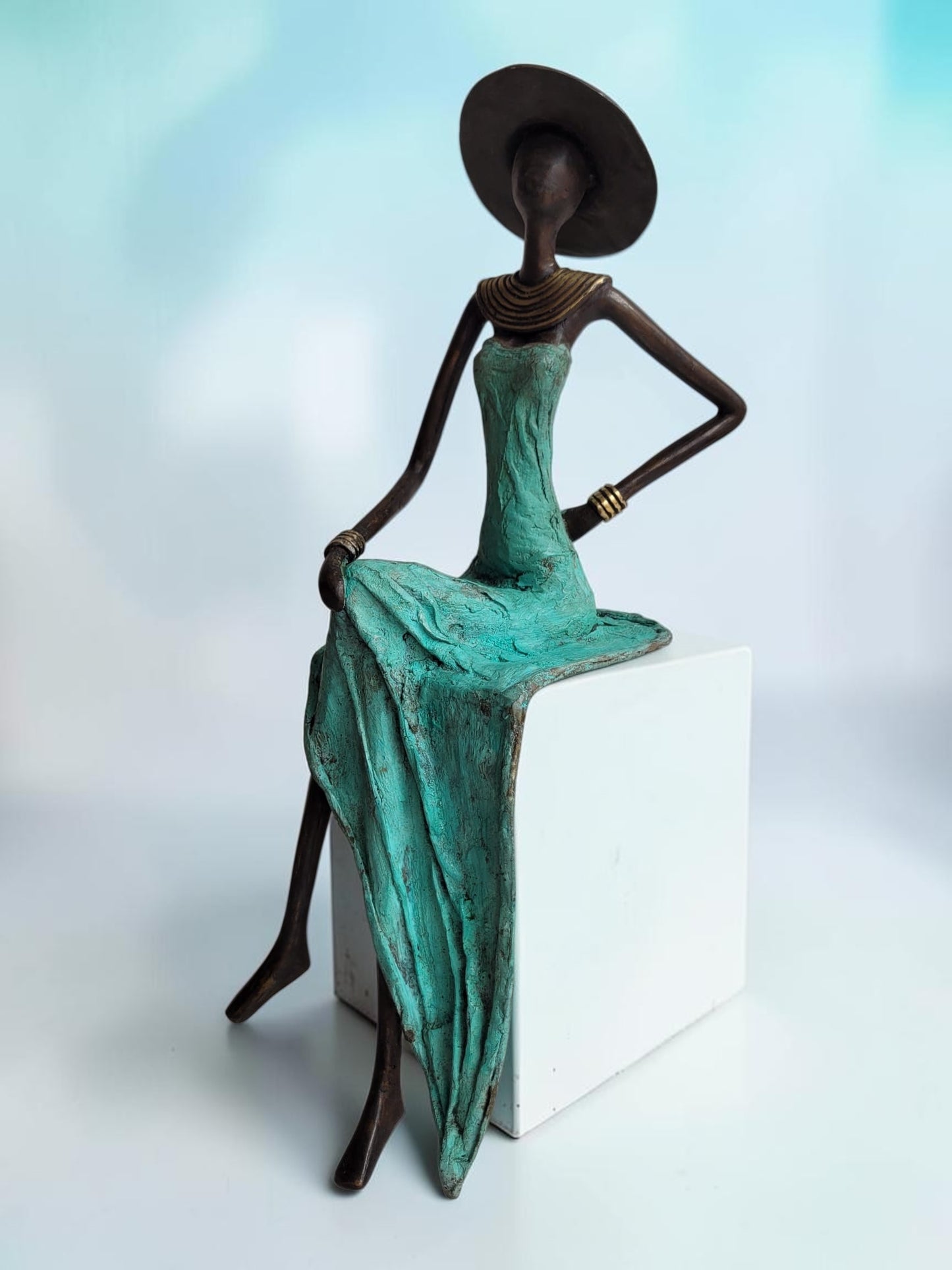 Bronze-Skulptur "Femme assise avec chapeau" by Soré | 42 cm | verschiedene Farben