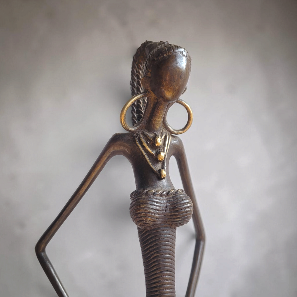 La reine lila | Bronze-Skulptur von Issouf Iboudou | 68cm, 3kg