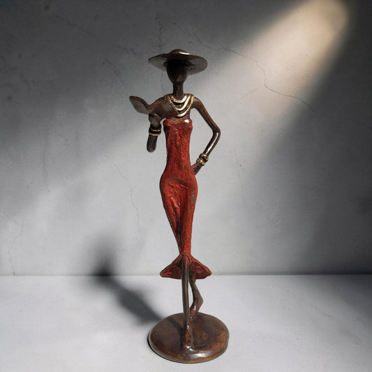 Sculpture en bronze "Femme avec livre et chapeau" by Soré | différentes tailles et couleurs