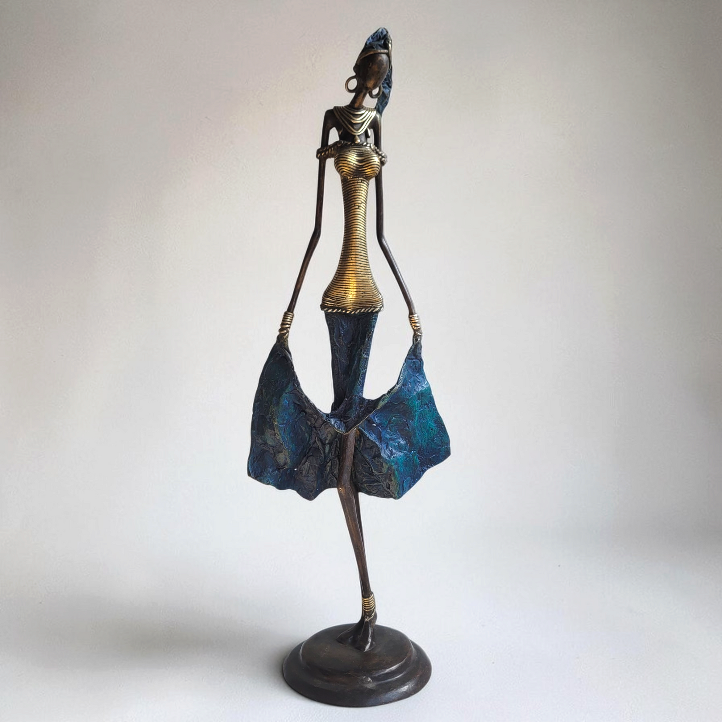 La dame en bleu et or | Bronze-Skulptur von Issouf Iboudou | 66 cm | 3,2 kg | Einzelstück
