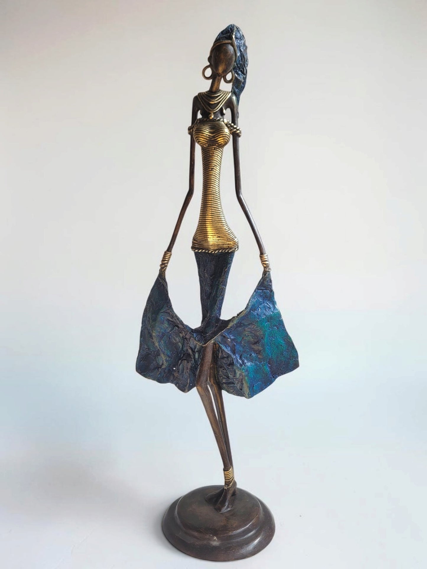 La dame en bleu et or | Bronze-Skulptur von Issouf Iboudou | 66 cm | 3,2 kg | Einzelstück