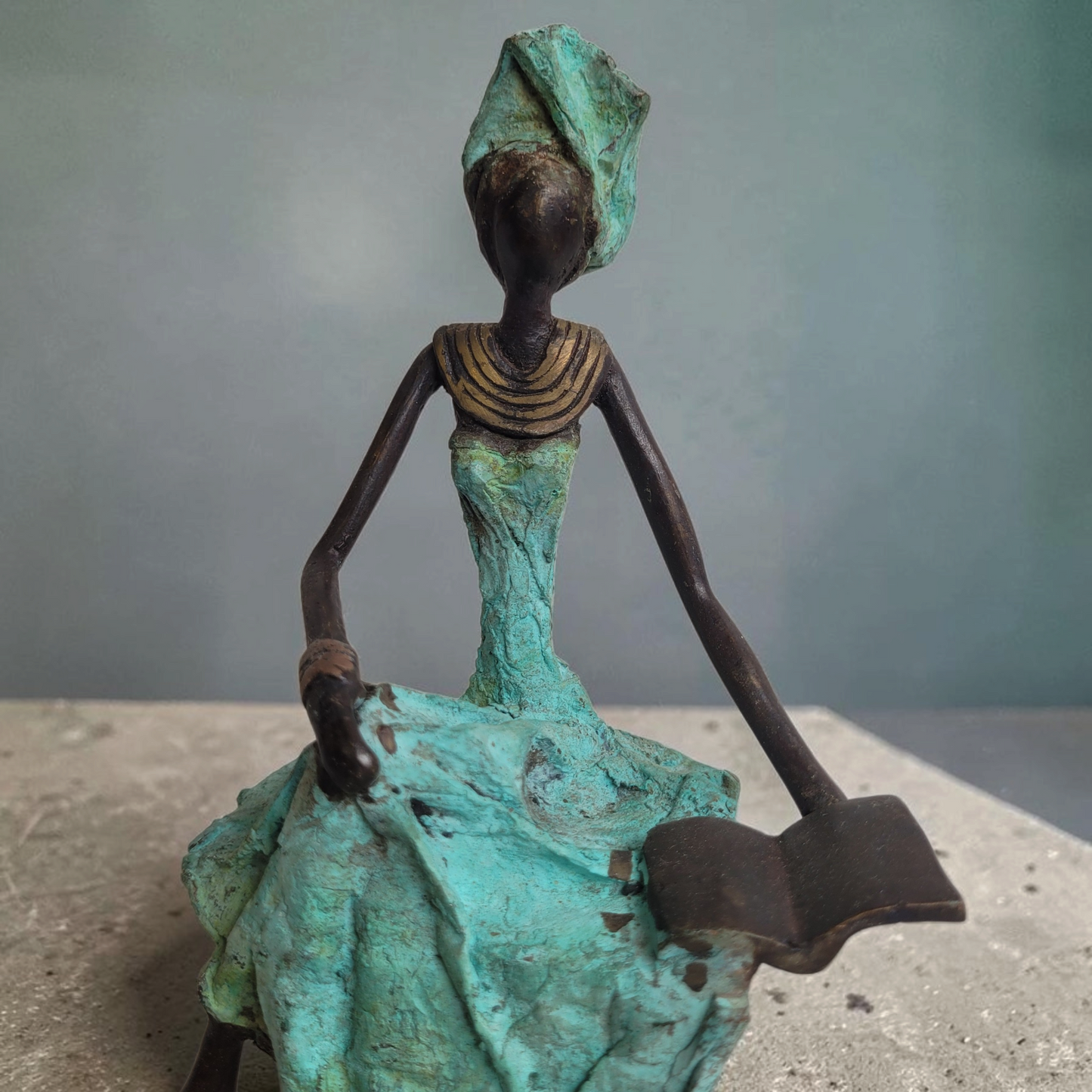 Bronze-Skulptur "Große Dame mit Buch" by Hamed Nikiema | 26 cm | Unikate