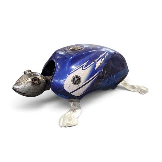 Schildkröten-Skulptur „Yamaha Bleue" – Upcycling-Unikat aus Motorradtank, handgefertigt in Burkina Faso