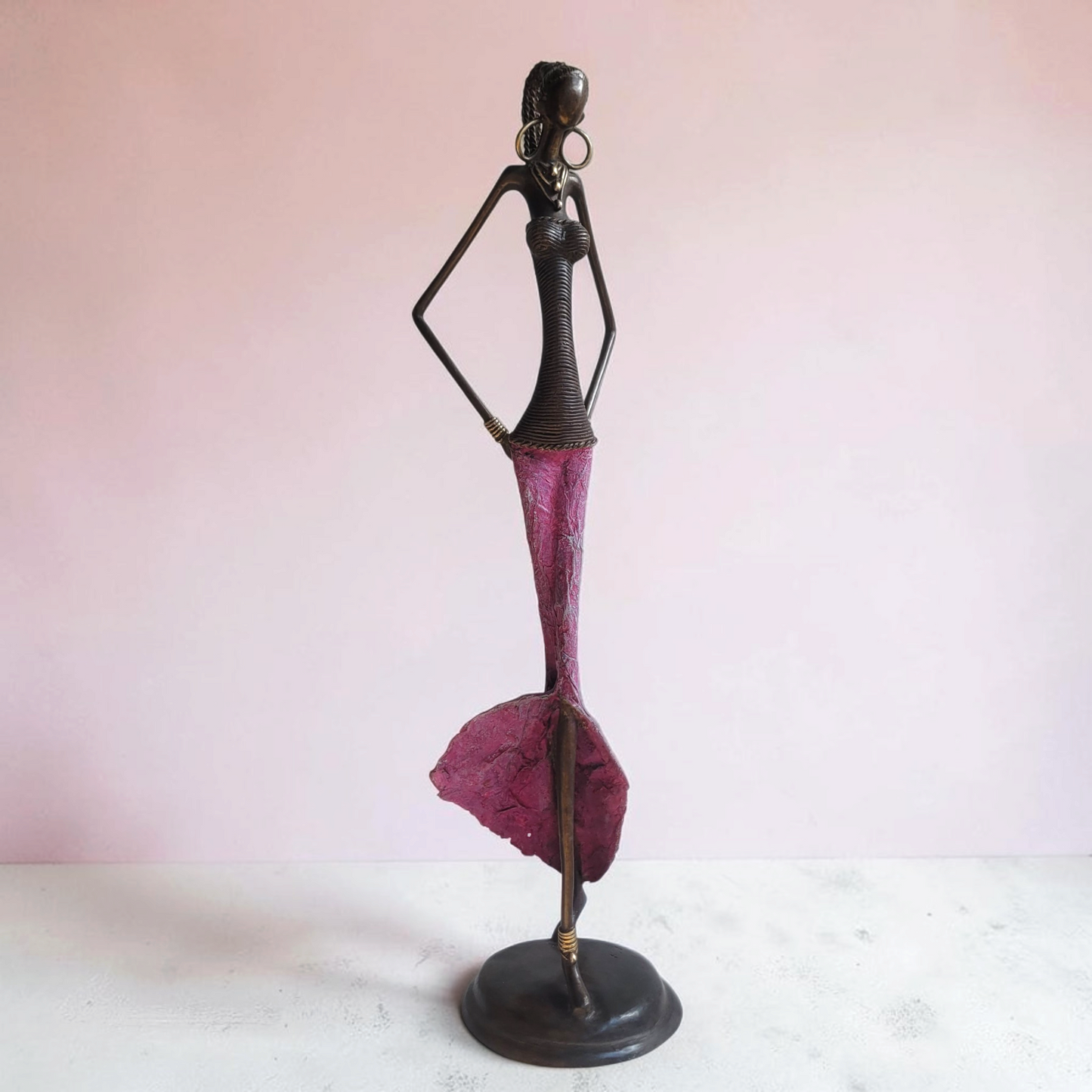 La reine lila | Bronze-Skulptur von Issouf Iboudou | 68cm, 3kg