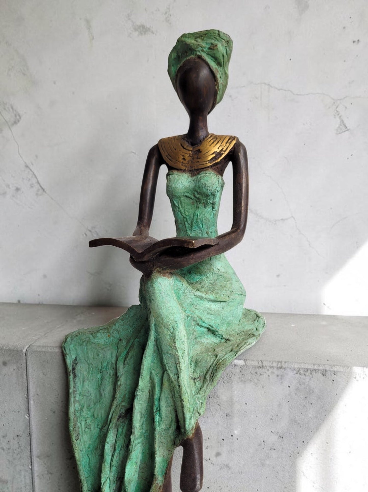 Die Lesende | Bronze-Skulptur von Hamed Nikiema | 47 cm, Turquoise