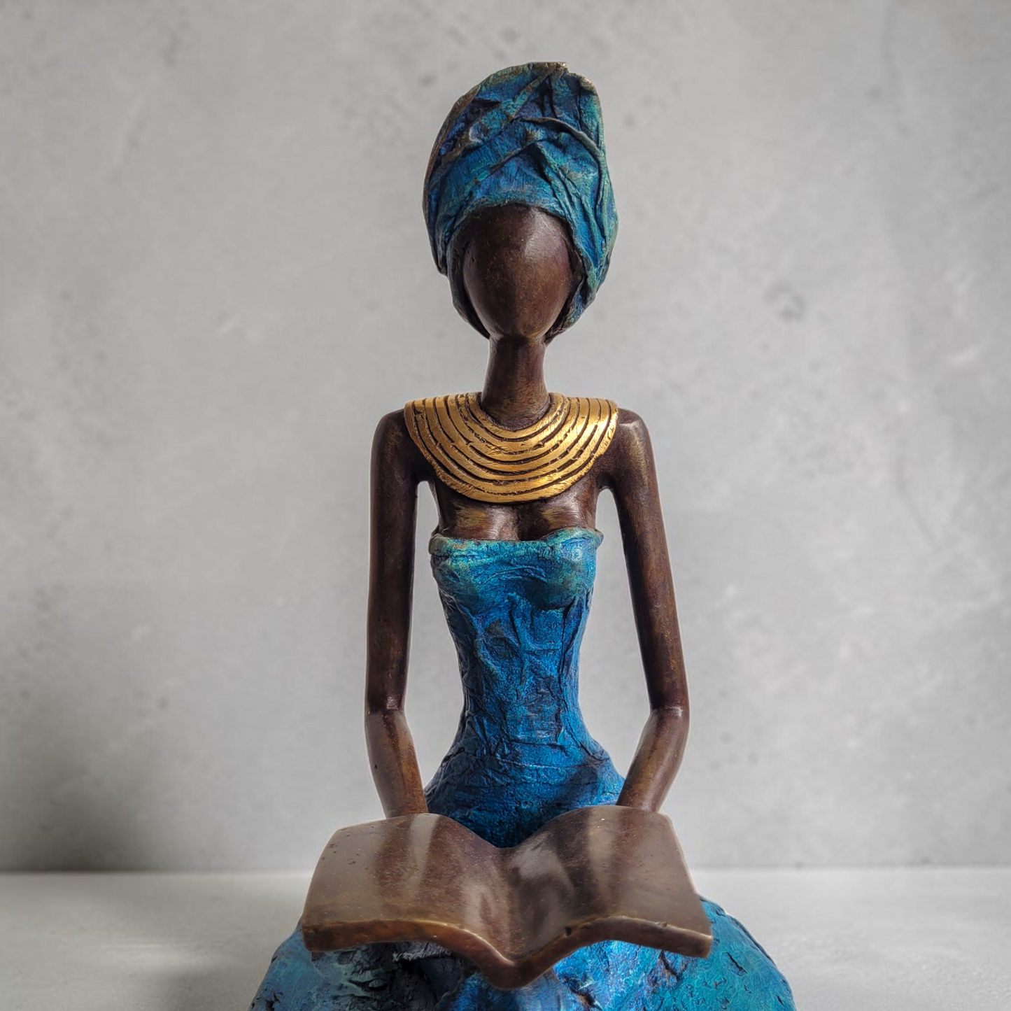 Die Lesende | Bronze-Skulptur von Hamed Nikiema | 50 cm, Blue
