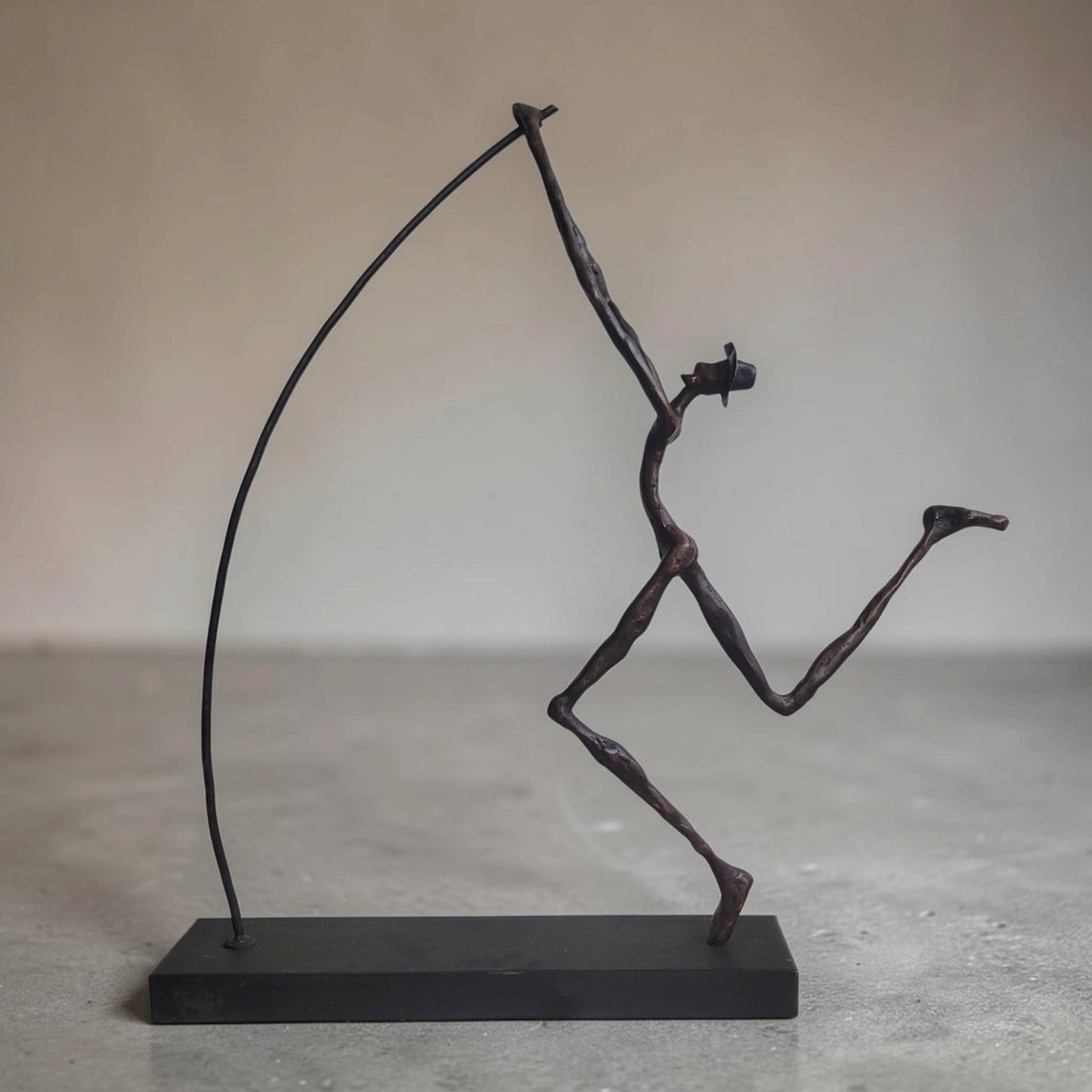 Bronze-Skulptur "Le sauteur à la perche", by Boureima Ouedraogo, 61 cm, Bronze massiv, 2026