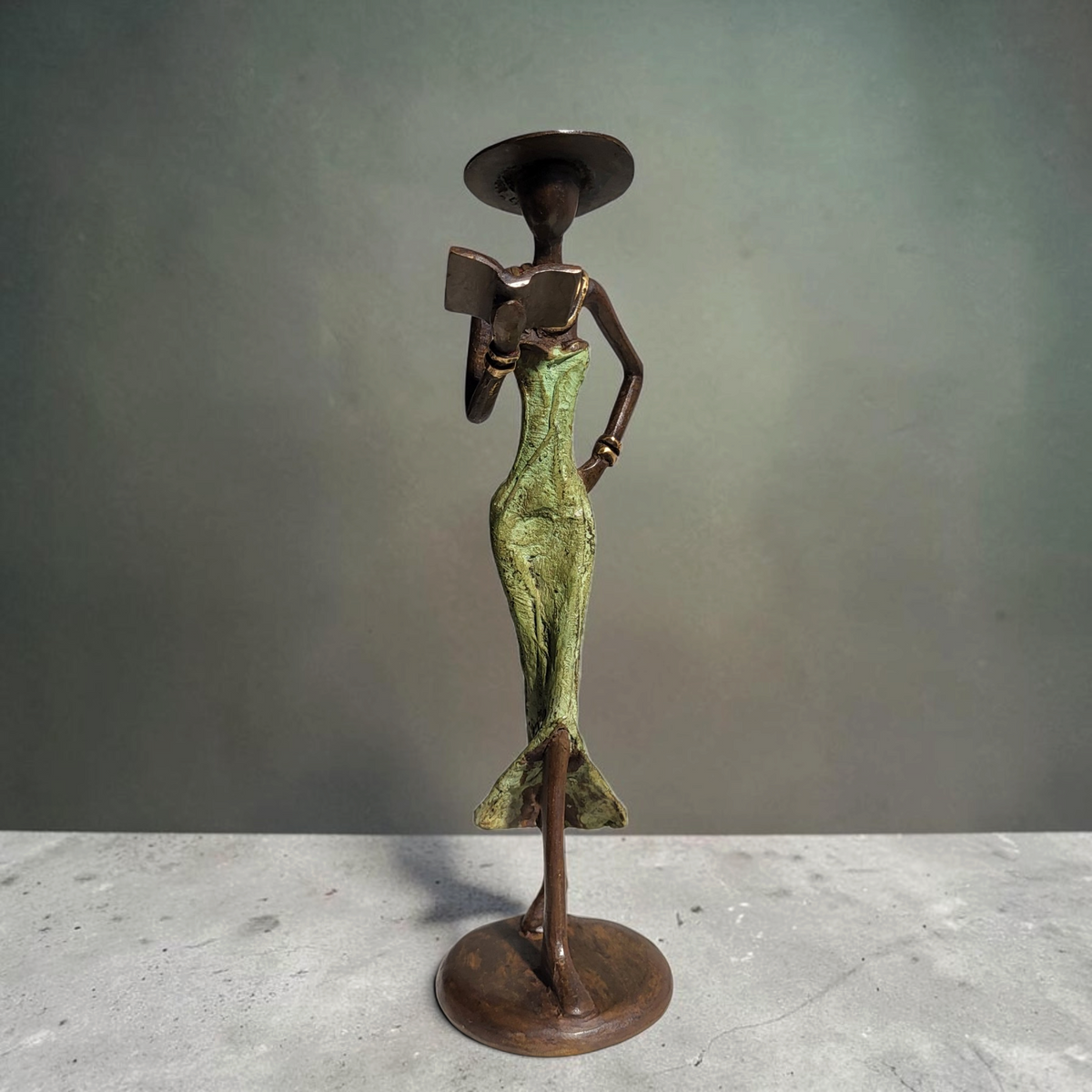 Bronze sculpture "Femme avec livre et chapeau" by Soré | various sizes and colours