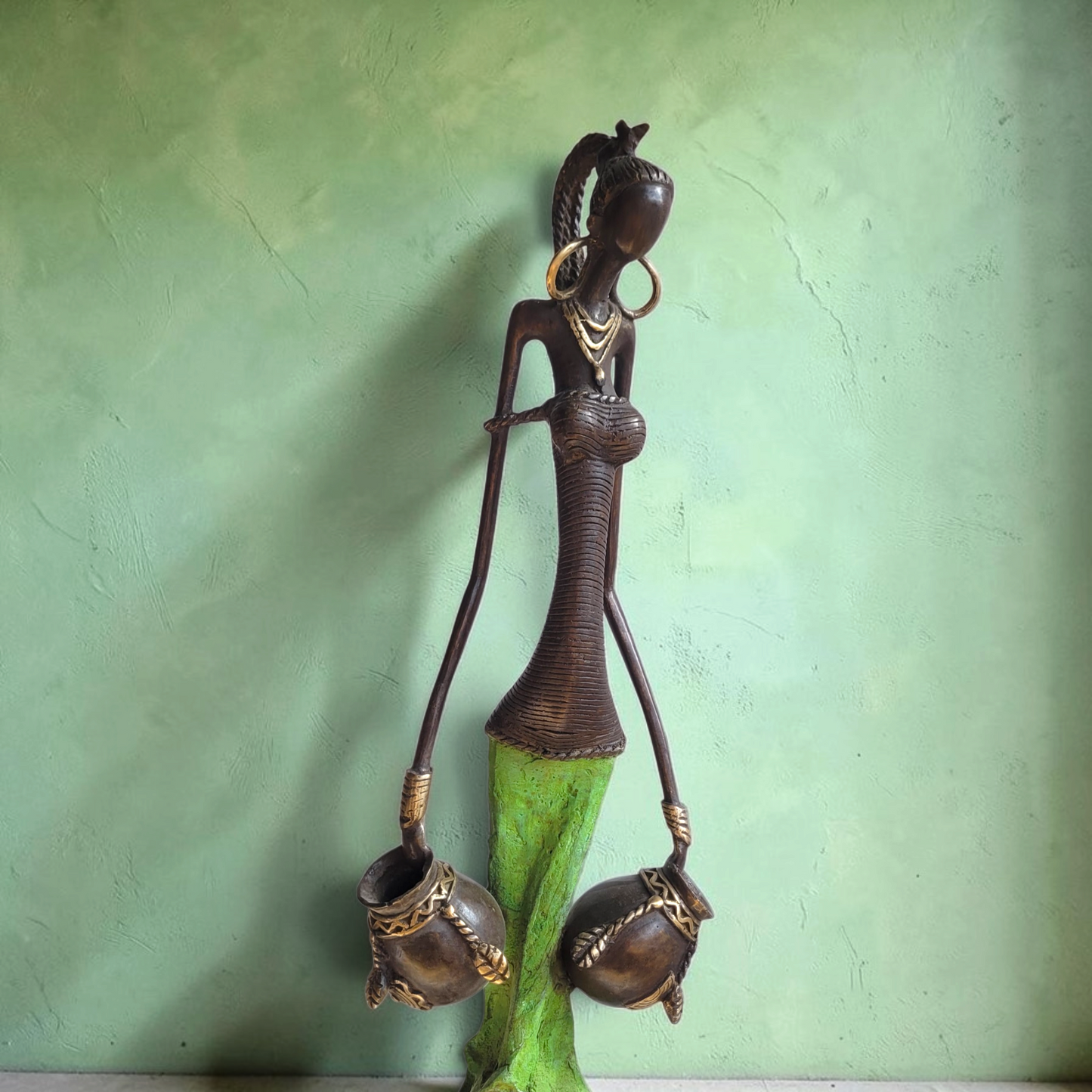 La porteuse d'eau | Bronze-Skulptur von Issouf Iboudou | 67 cm | 4 kg | Einzelstück