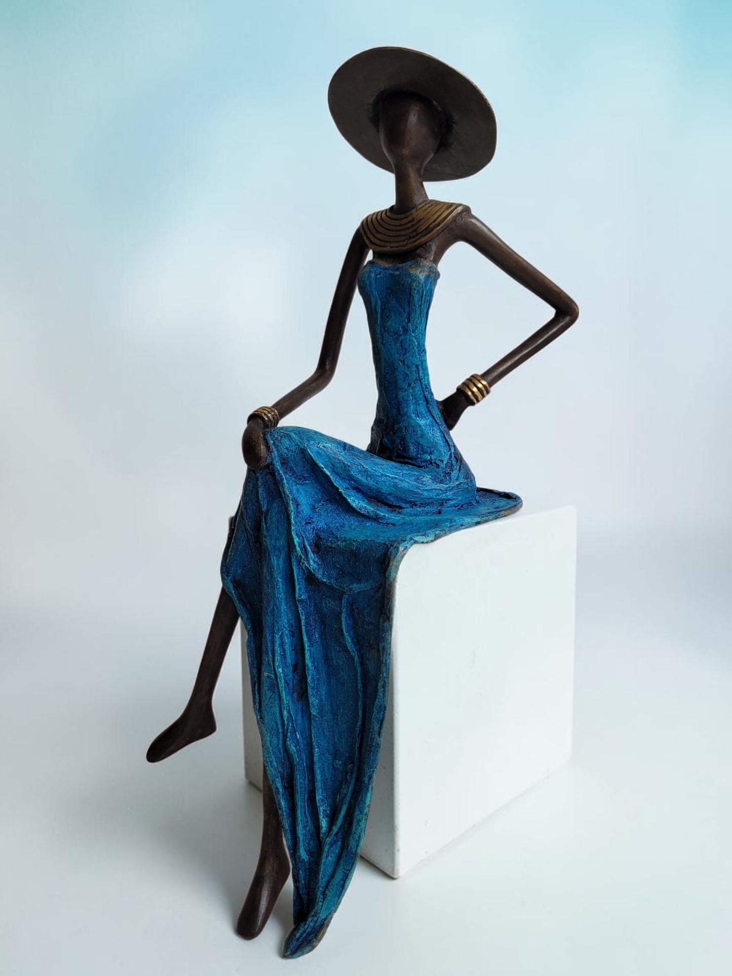 Bronze-Skulptur "Femme assise avec chapeau" by Soré | 42 cm | verschiedene Farben