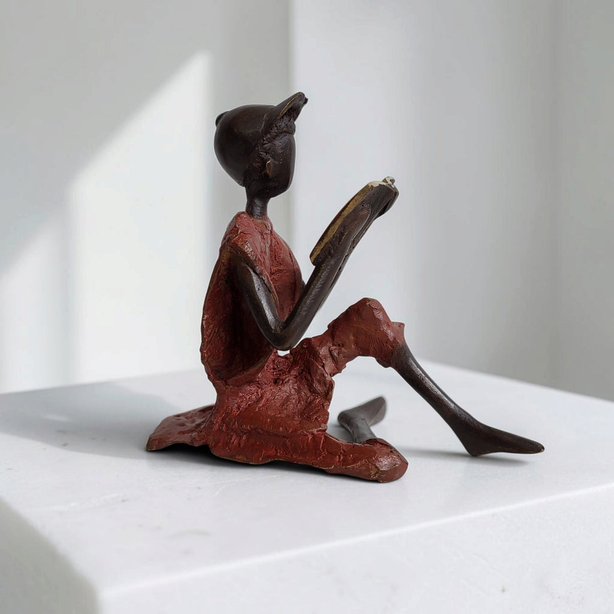 Bronze-Skulptur "Xavier" Enfant avec livre et casquette | by Souleymane