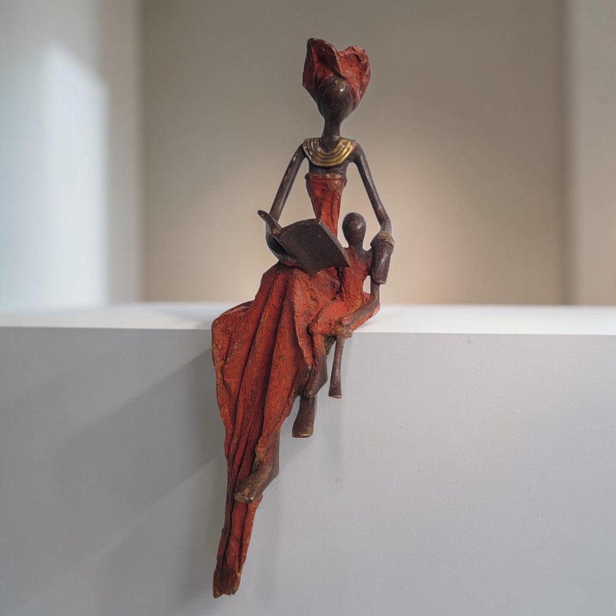 Bronze-Skulptur "Mama liest ein Buch" by Hamed Nikiema | 17 oder 27 cm | Unikate