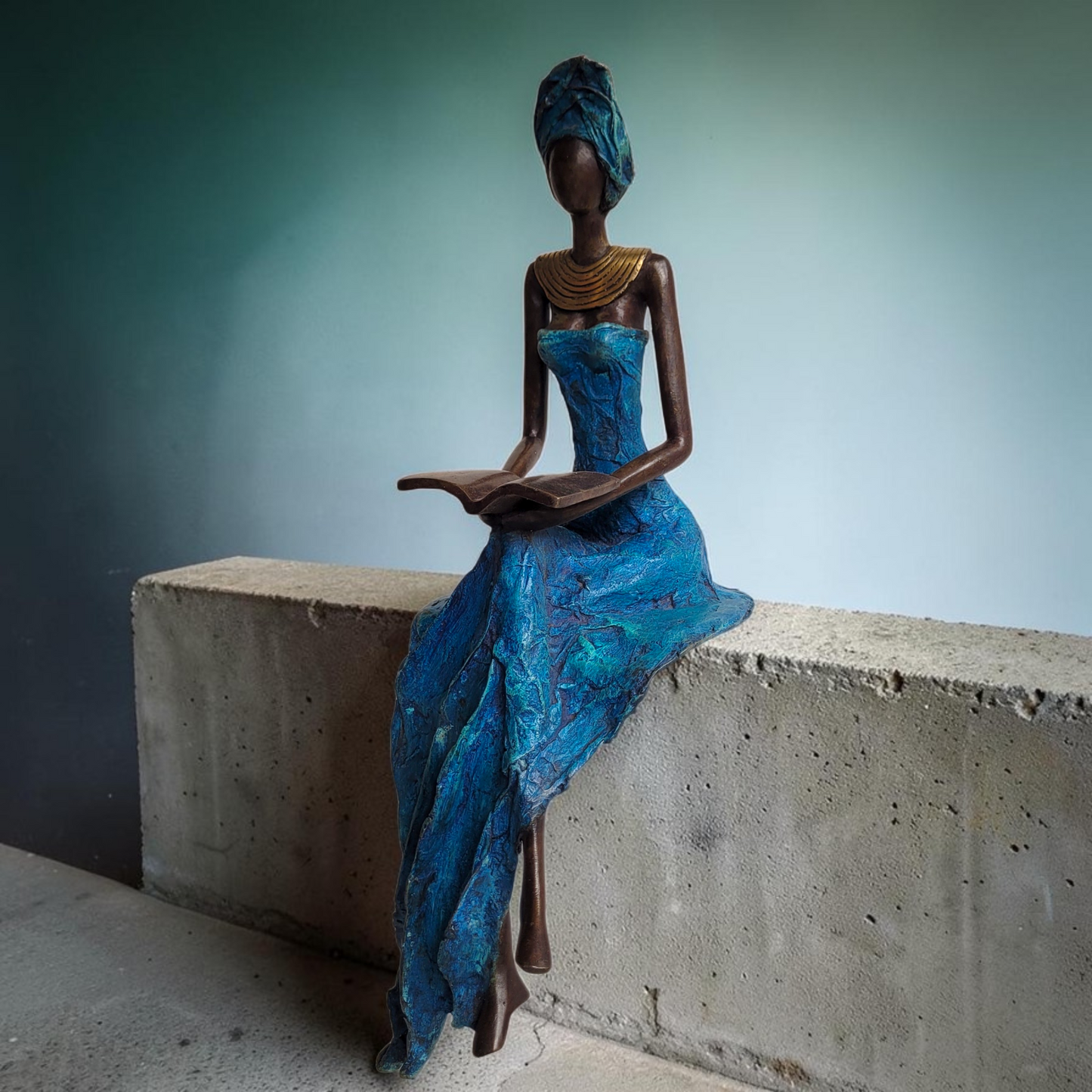 Die Lesende | Bronze-Skulptur von Hamed Nikiema | 50 cm, Blue
