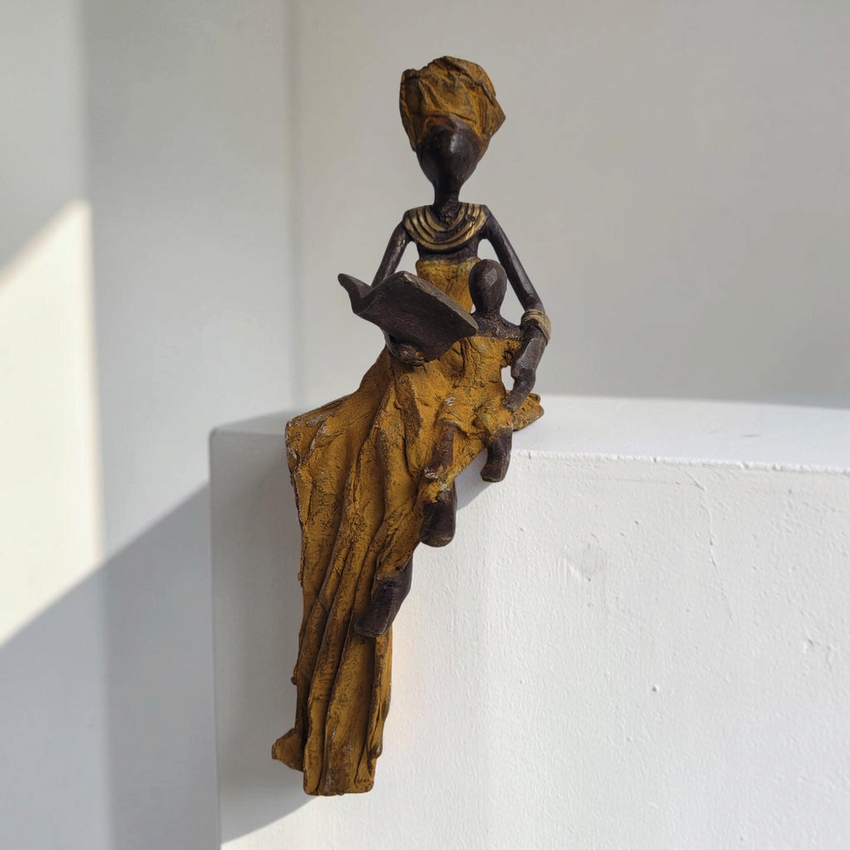 Bronze-Skulptur "Mama liest ein Buch" by Hamed Nikiema | 17 oder 27 cm | Unikate