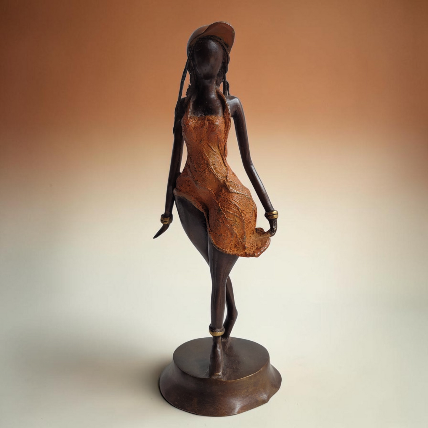 "Jeune Fille au Vent #1" Bronze-Skulptur von Issouf Iboudou, 32 cm, 2026