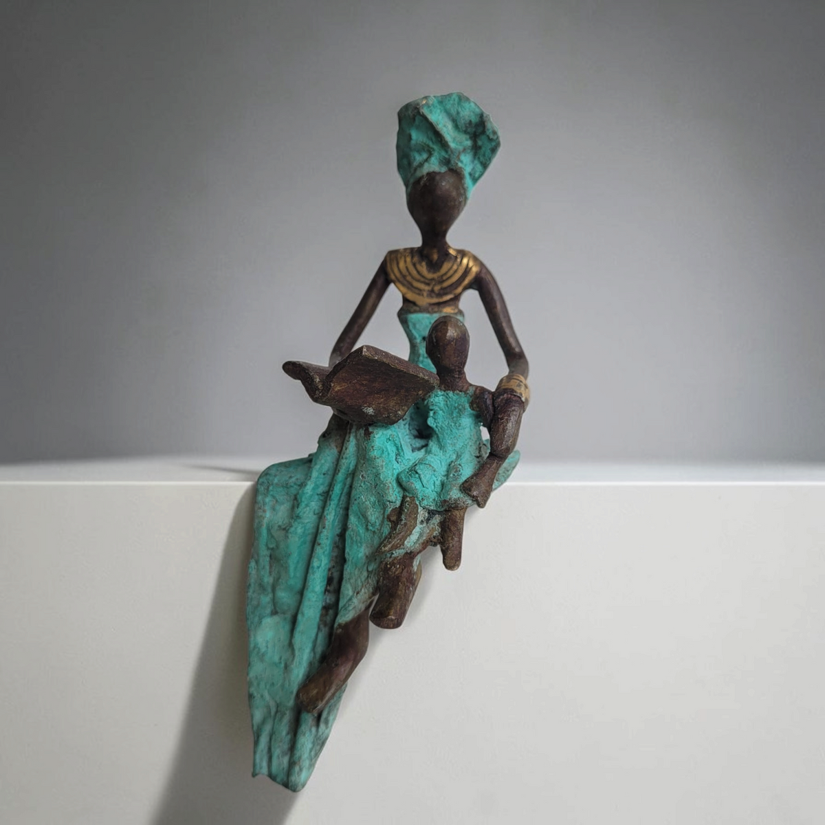 Bronze-Skulptur "Mama liest ein Buch" by Hamed Nikiema | 17 oder 27 cm | Unikate