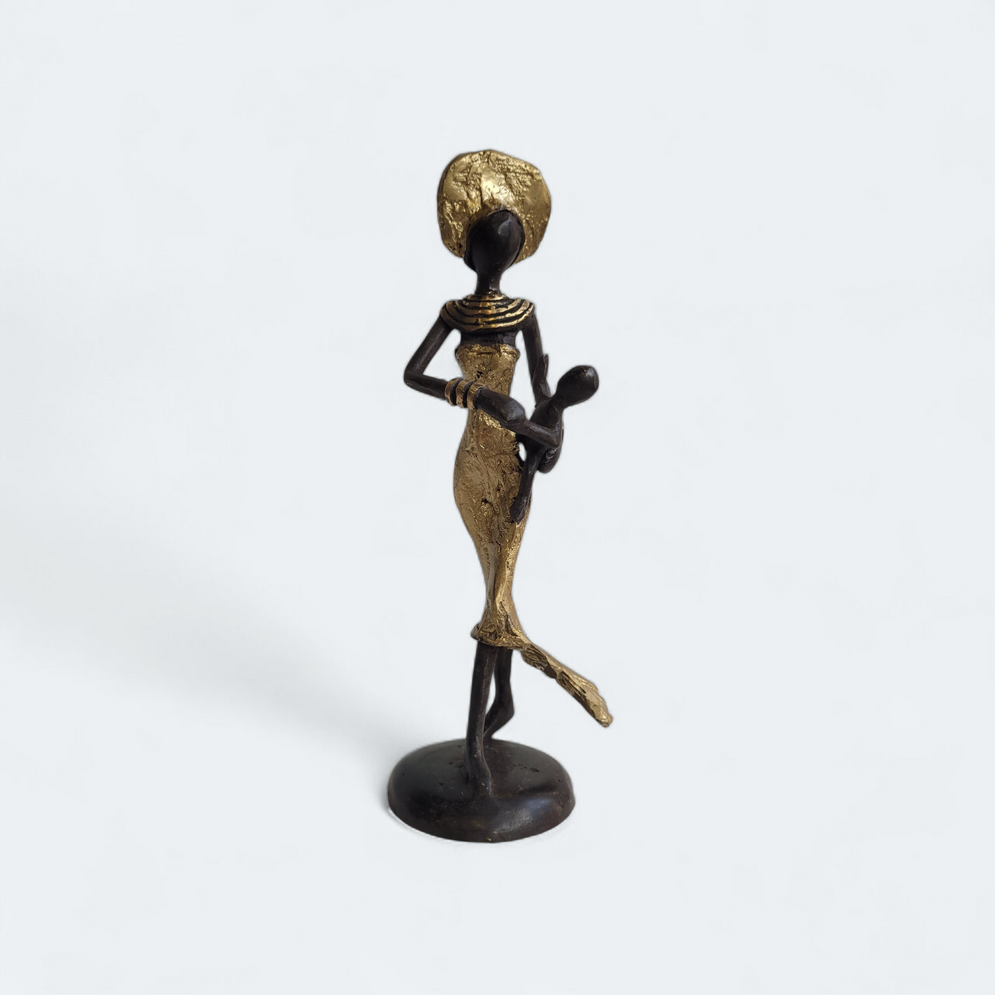 Bronze-Skulptur "Femme avec enfant dans les bras" by Karim Sana | verschiedene Größen und Farben