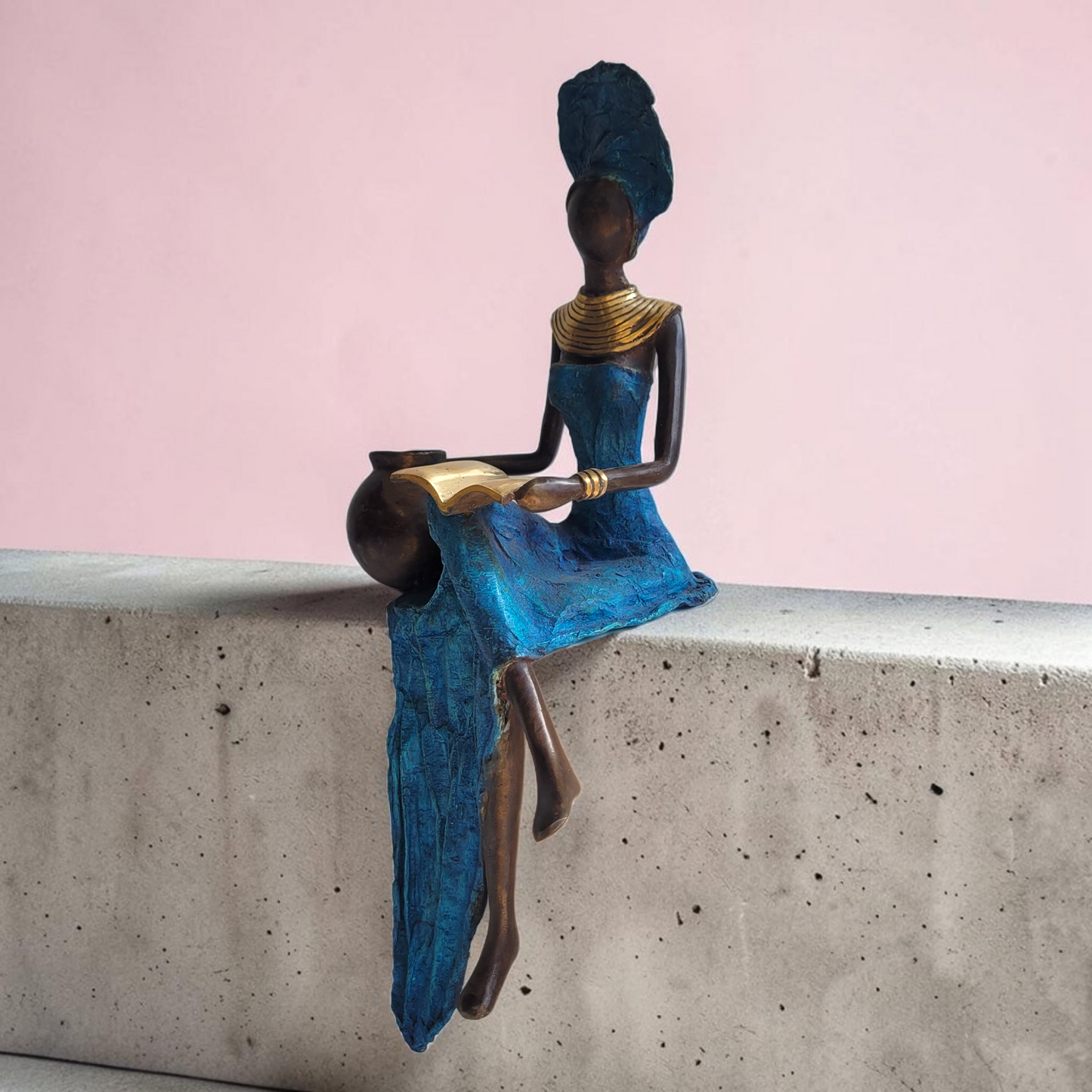 Bronze-Skulptur "Lesende Frau mit Krug" by Soré | 45 cm | verschiedene Farben