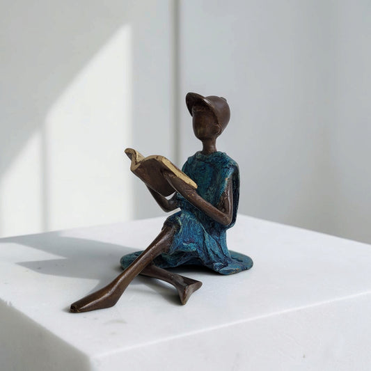 Bronze-Skulptur "Xavier" Enfant avec livre et casquette | by Souleymane