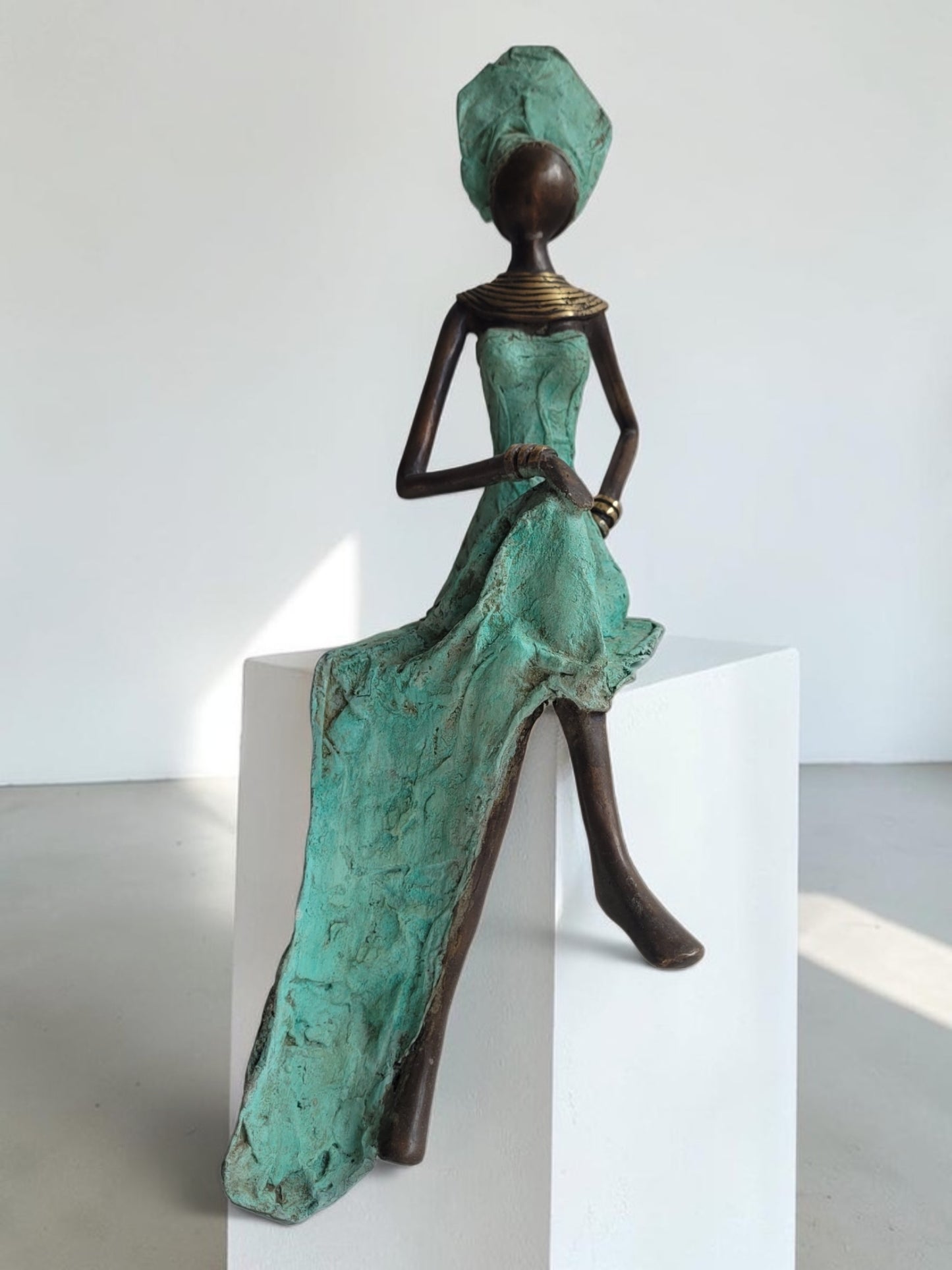 Die Elegante im wehenden Kleid | Bronze-Skulptur von Karim Sana | 43cm, 3kg
