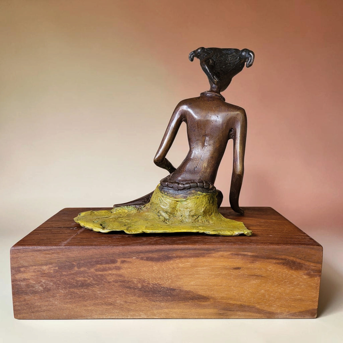 Bronze-Skulptur "Sirène rêveuse II", by Boureima Ouedraogo, Bronze massiv, Nussbaum-Sockel, 2026